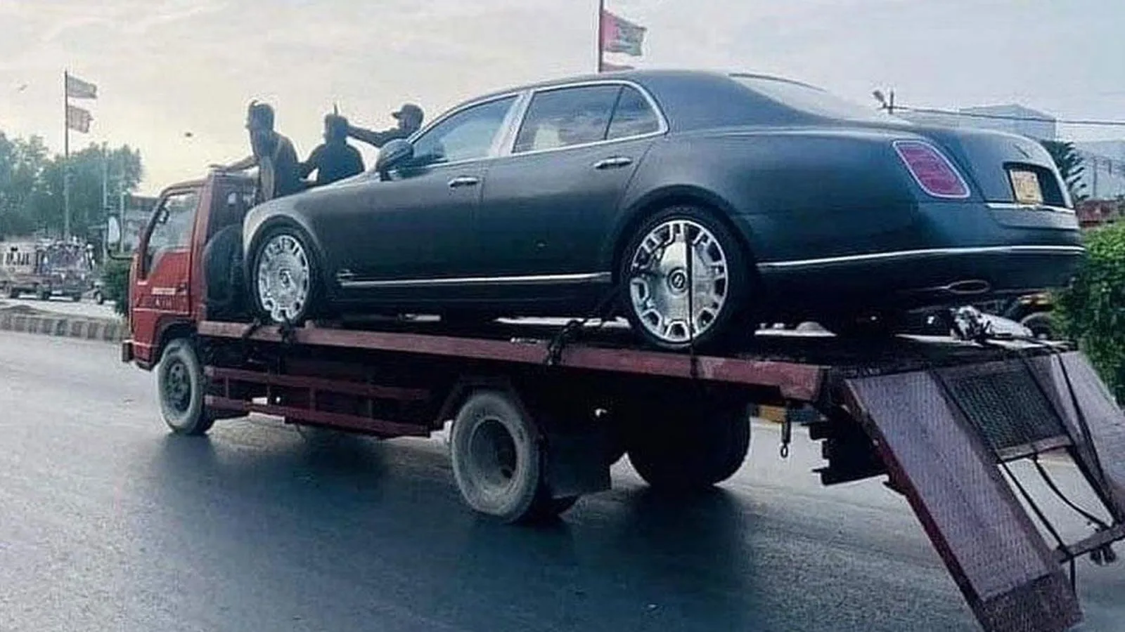 Stolen Bentley Pakistan 01