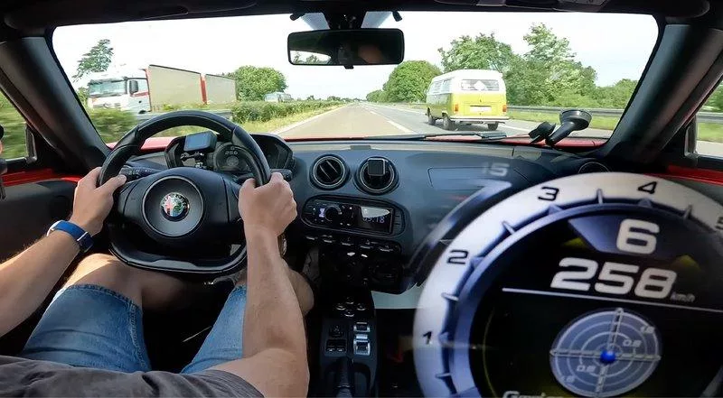 alfa romeo 4c 258 4 8 23.jpg