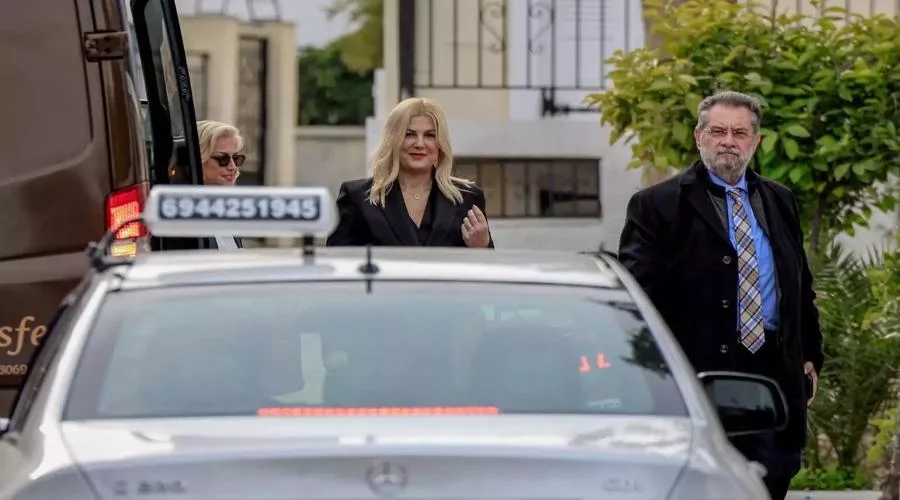 spetses taxi syriza 122112.jpg