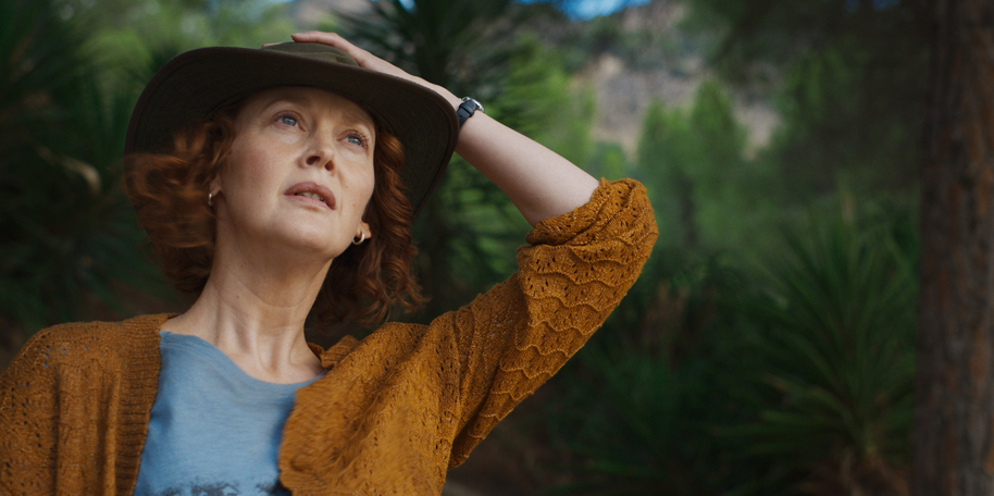 simone kirby holding her hat as Mary Malone in His Dark Materials season 3