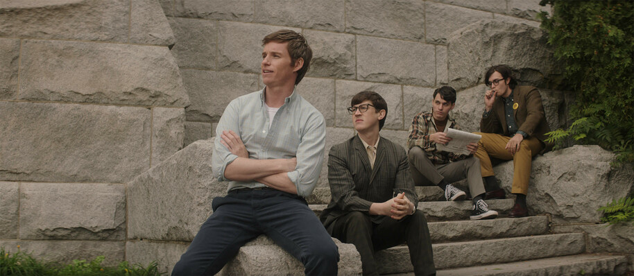 eddie redmayne as tom hayden in the trial of the chicago 7