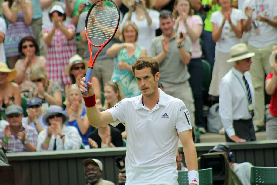 andy murray on tennis court