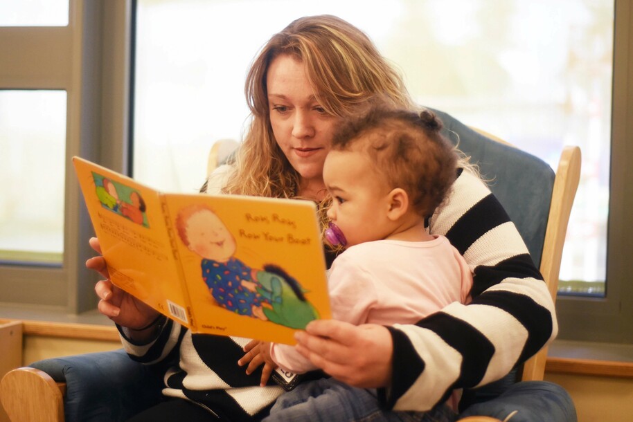 parent teaching baby to read