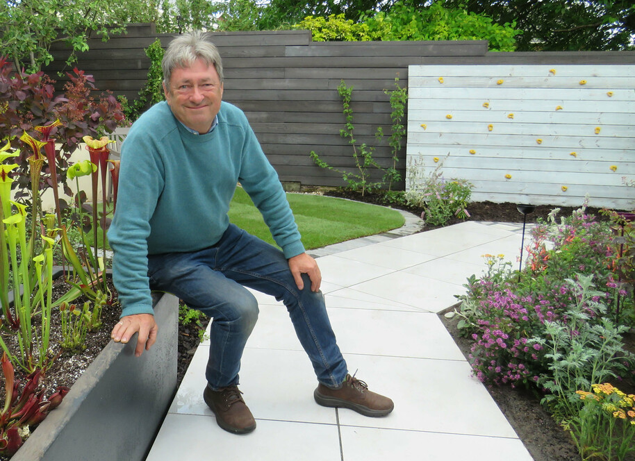 alan titchmarsh sat in a garden