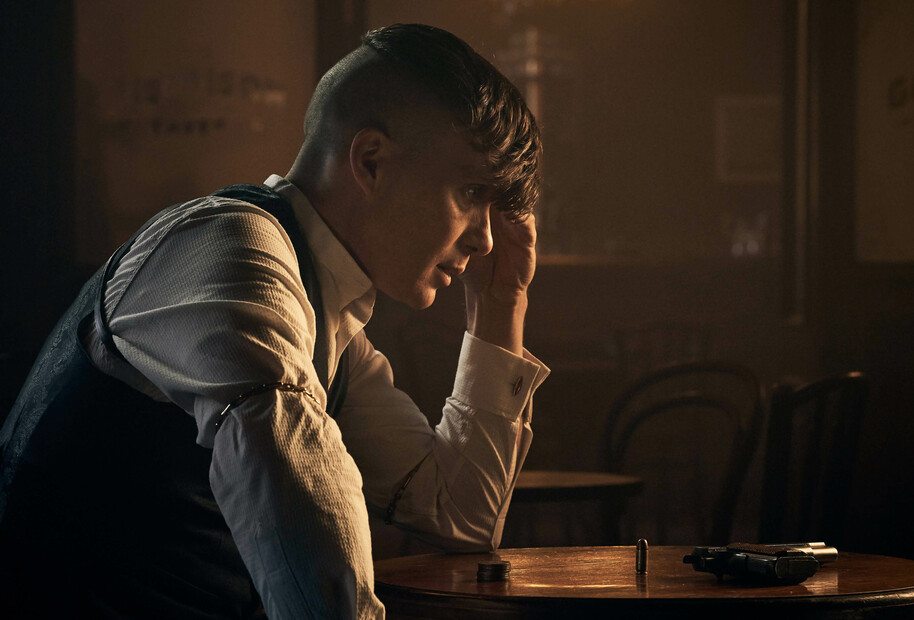tommy shelby leaning over a table in peaky blinders season 5 