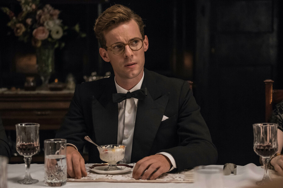 luke treadaway as matthew webb in singapore grip