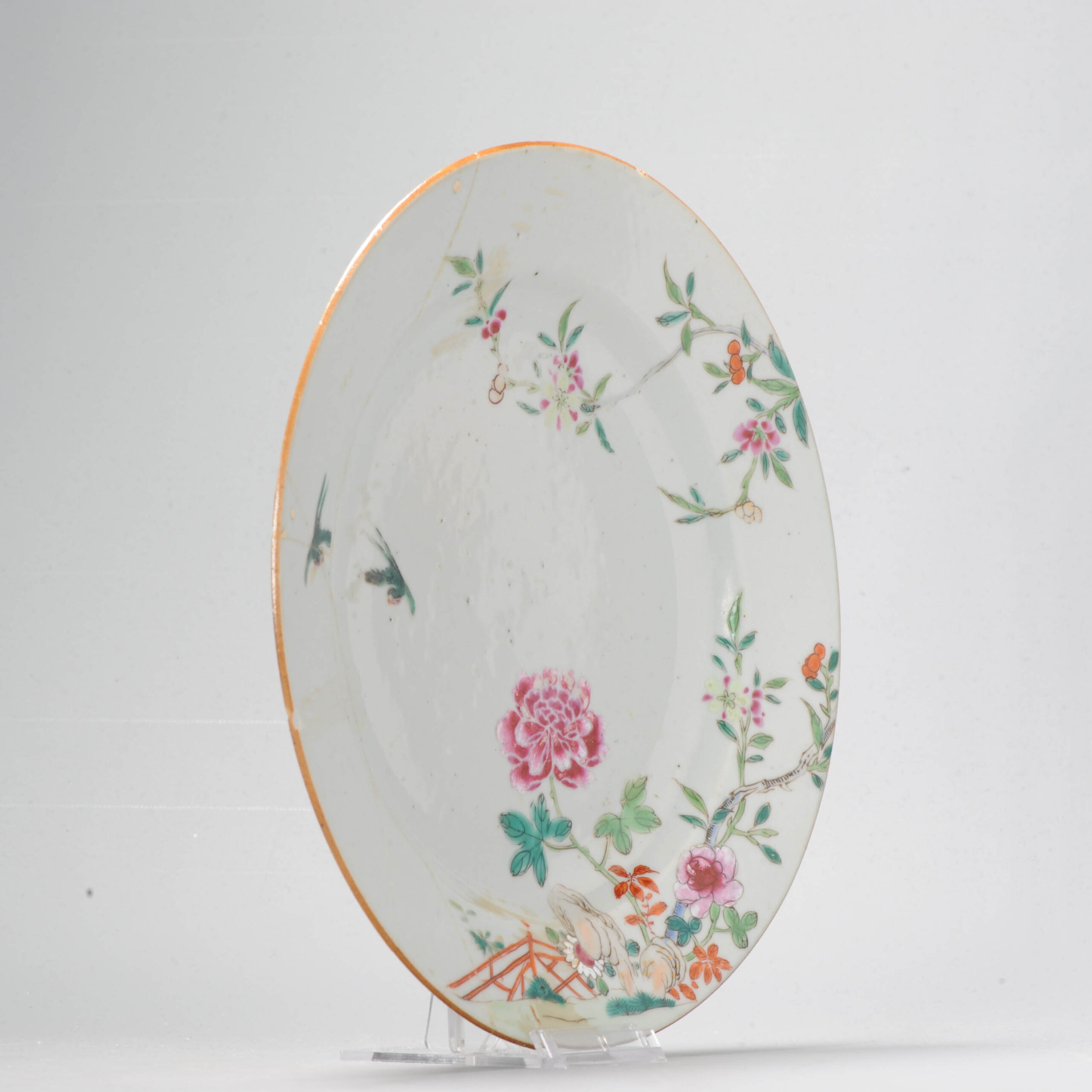 A Chinese Porcelain Famille Rose Dish Yongzheng/Qianlong Period Garden - Image 3