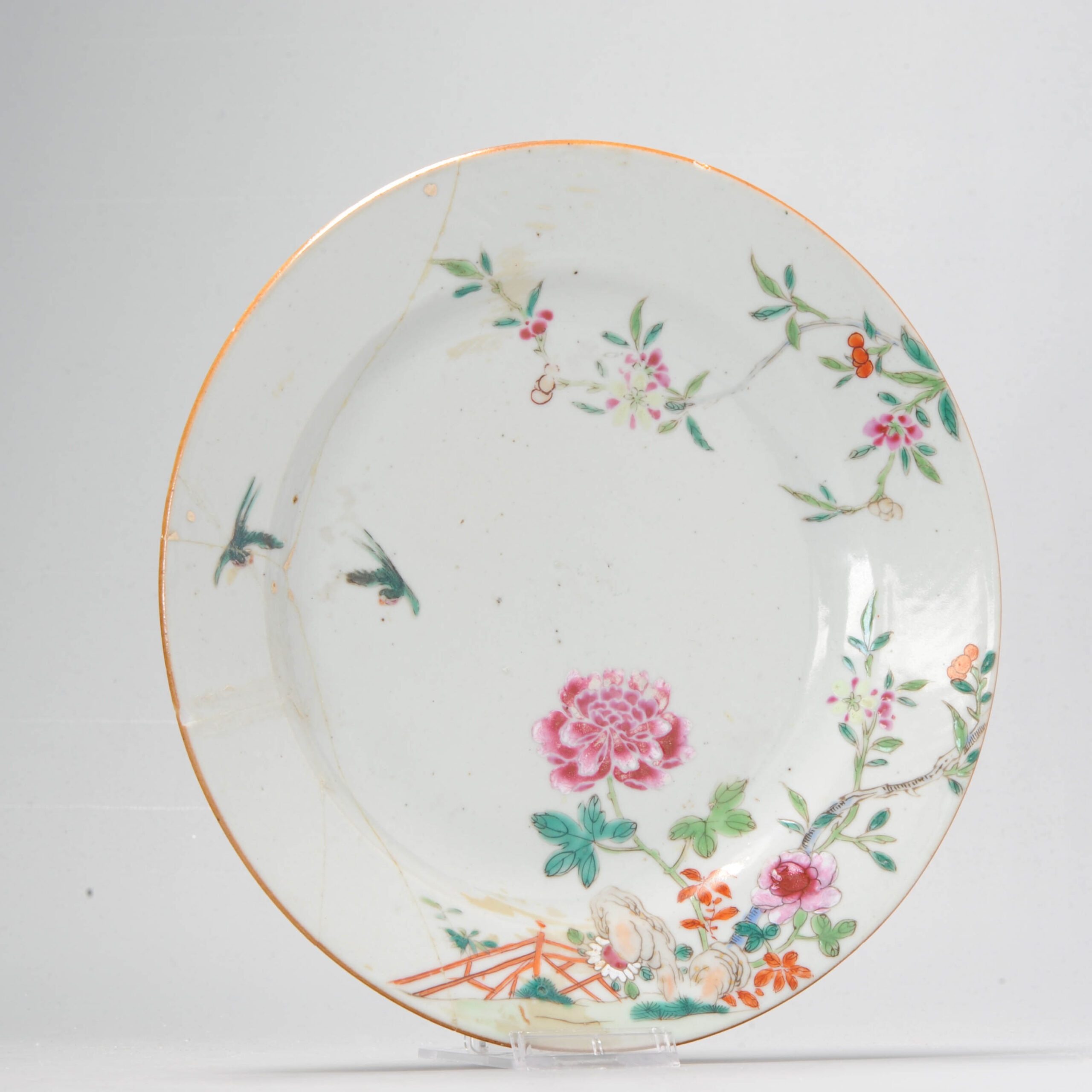 A Chinese Porcelain Famille Rose Dish Yongzheng/Qianlong Period Garden - Image 2