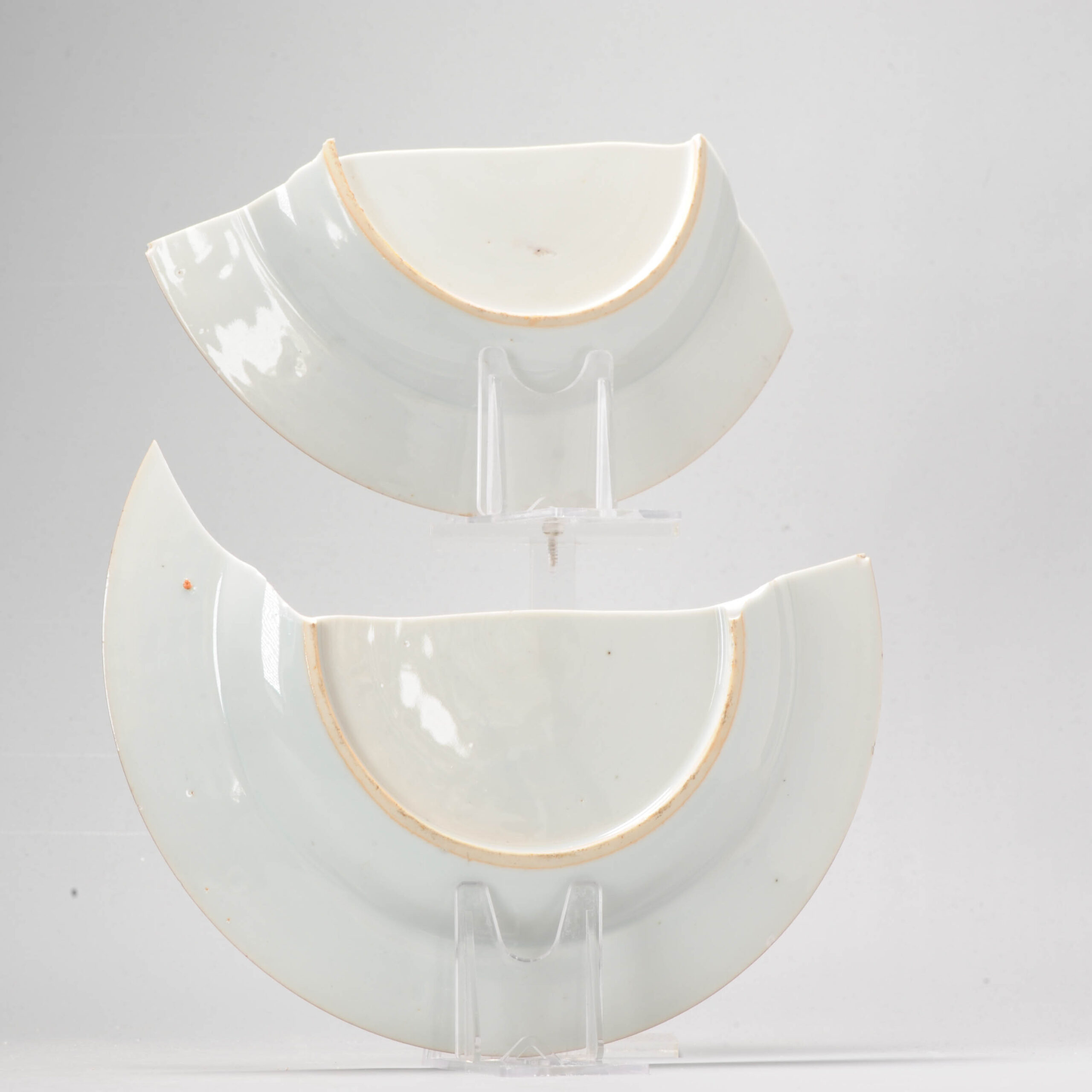 A Chinese Porcelain Dish Kangxi or Yongzheng Period Butterfly Pomegranate - Image 8