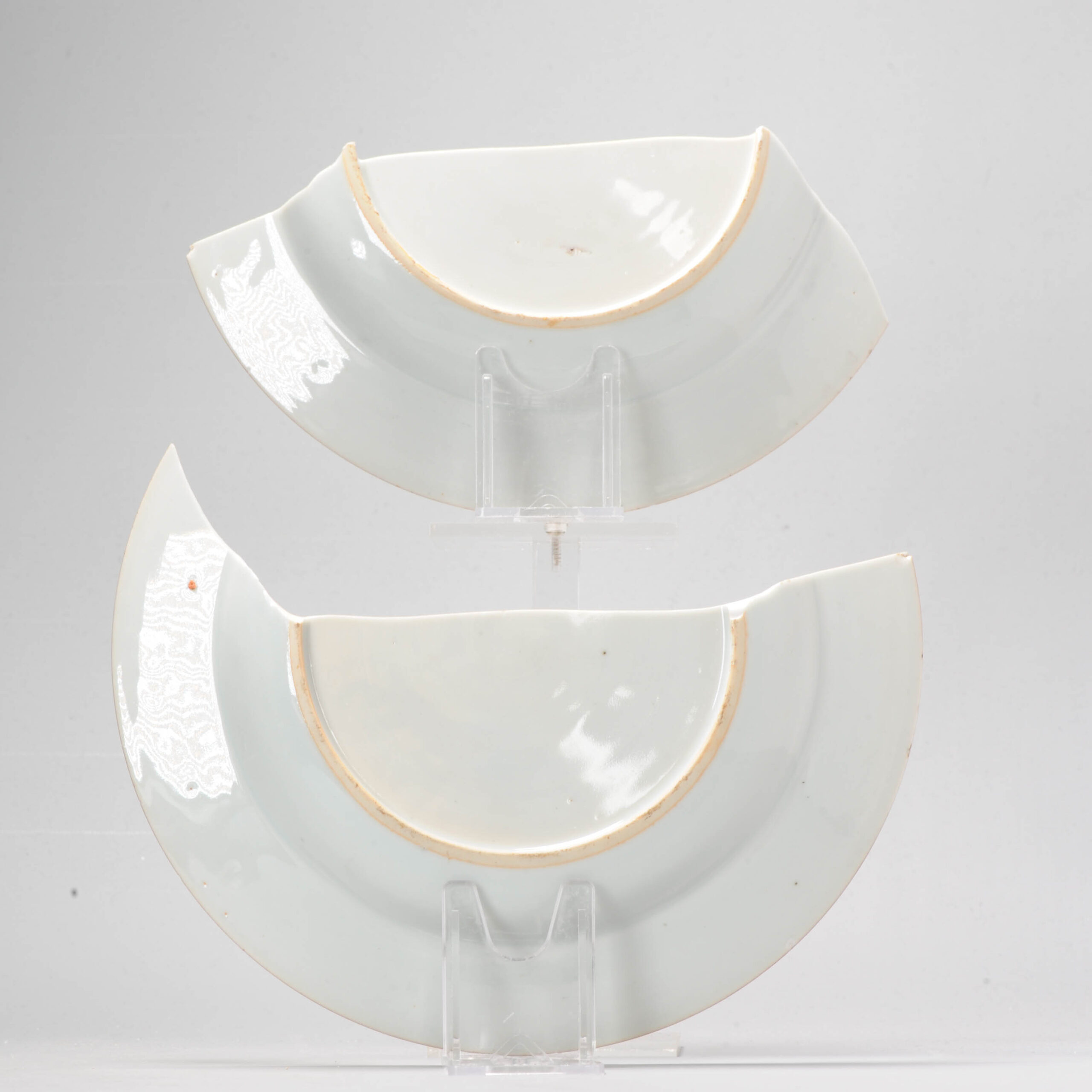 A Chinese Porcelain Dish Kangxi or Yongzheng Period Butterfly Pomegranate - Image 7