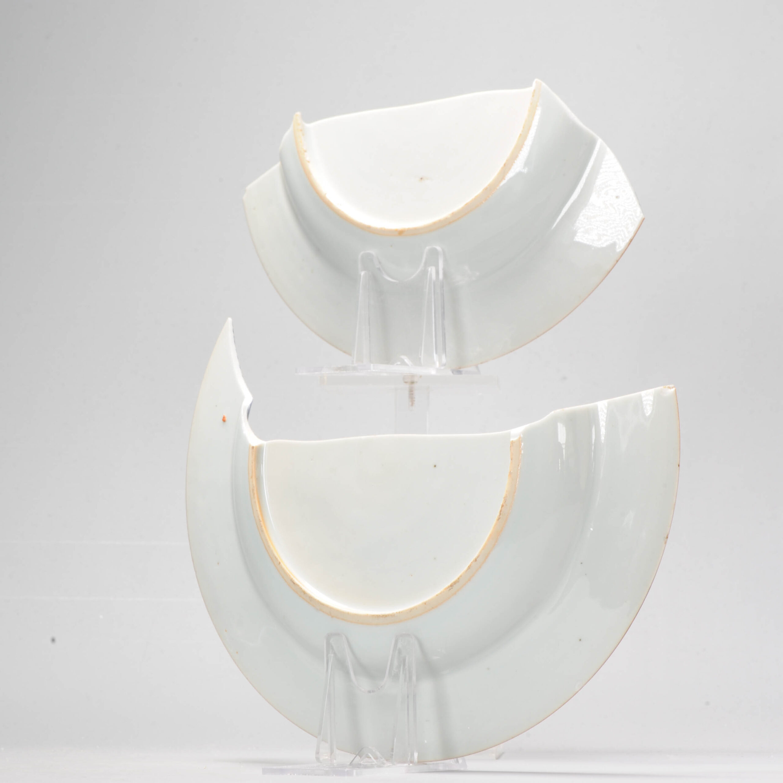 A Chinese Porcelain Dish Kangxi or Yongzheng Period Butterfly Pomegranate - Image 6
