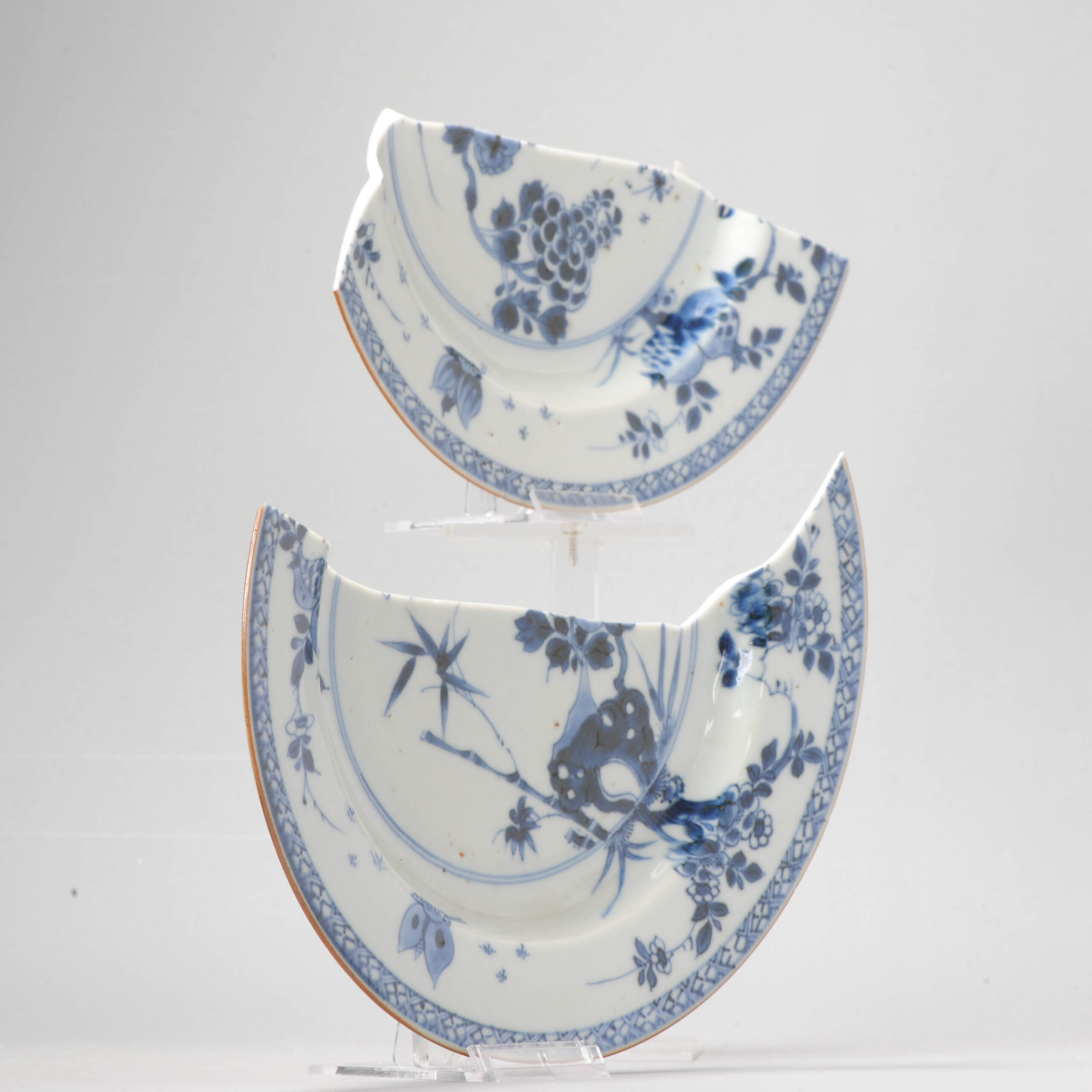 A Chinese Porcelain Dish Kangxi or Yongzheng Period Butterfly Pomegranate - Image 3