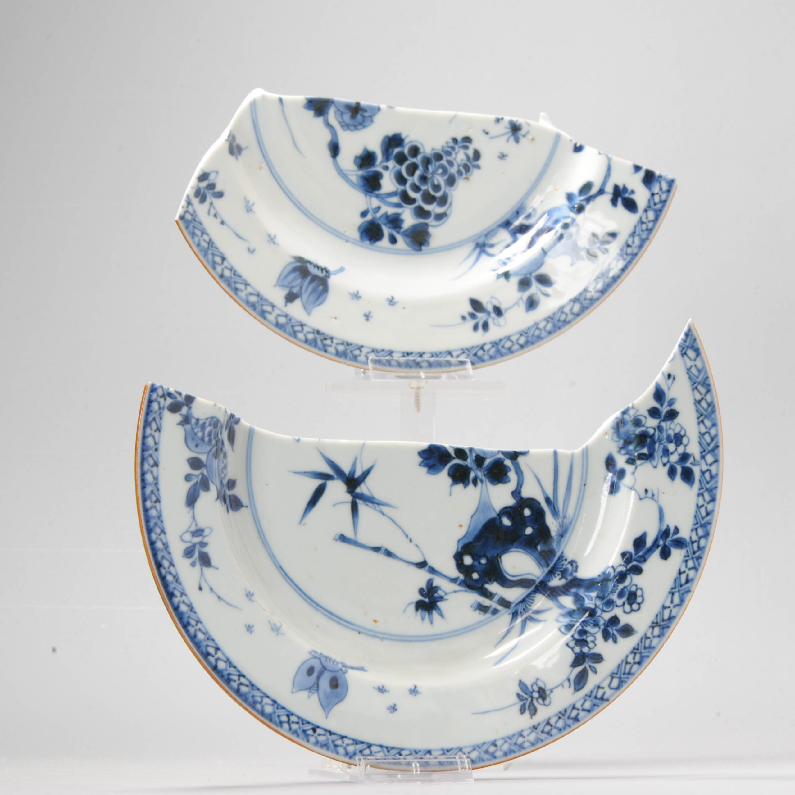 A Chinese Porcelain Dish Kangxi or Yongzheng Period Butterfly Pomegranate - Image 2