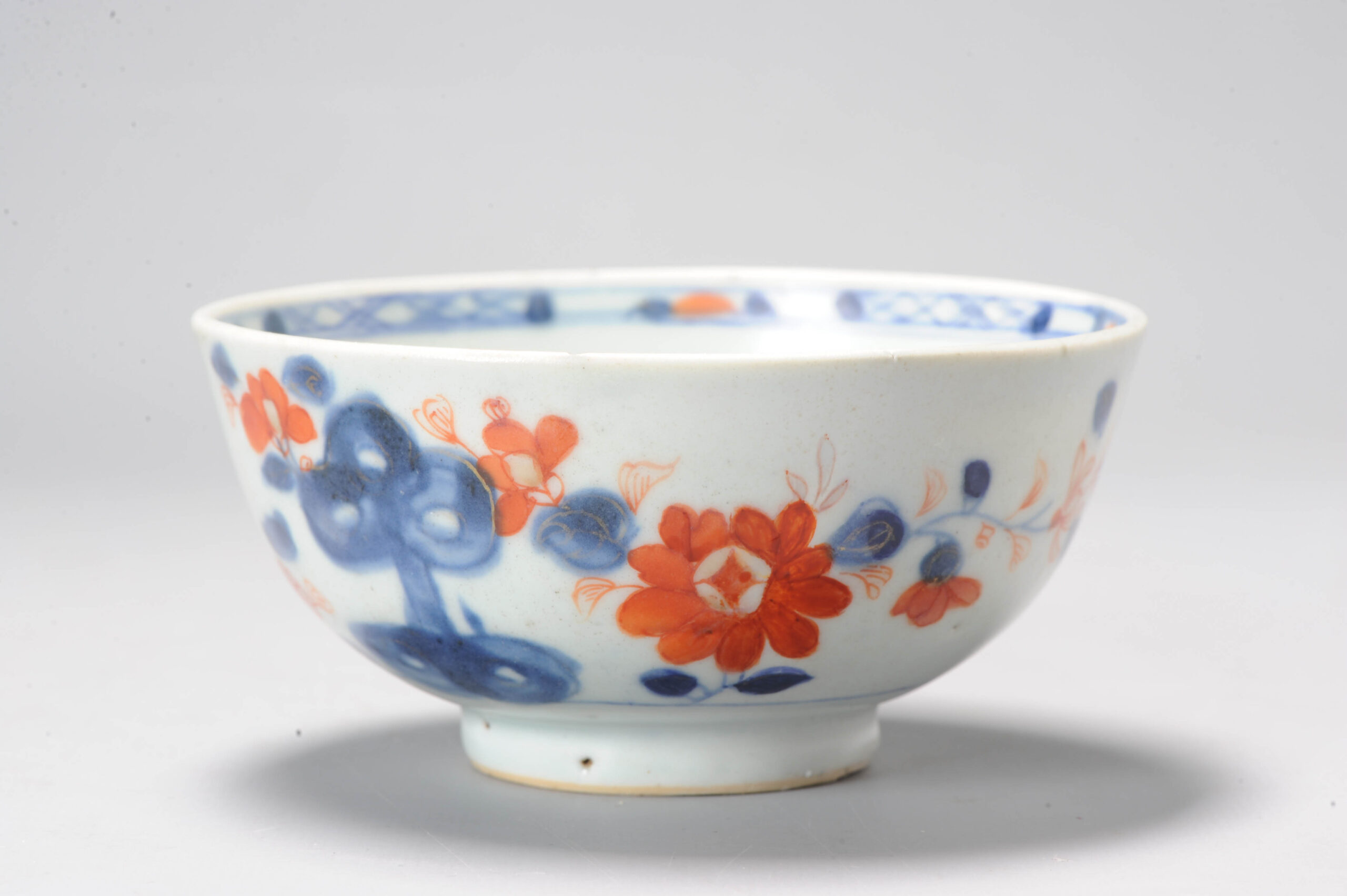 A Chinese Porcelain Imari Bowl 1720-1740 Period Floral and Butterfly - Image 5