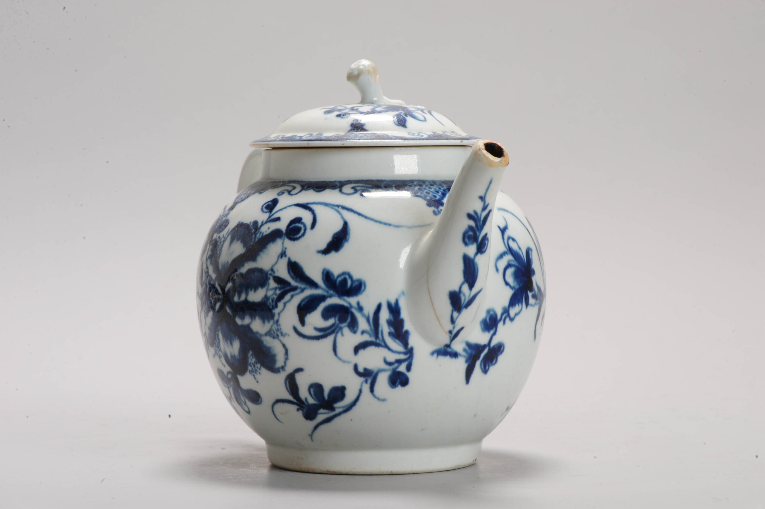 18th Century English Porcelain Worcester Teapot Dr Wall period Flower Pattern - Image 3