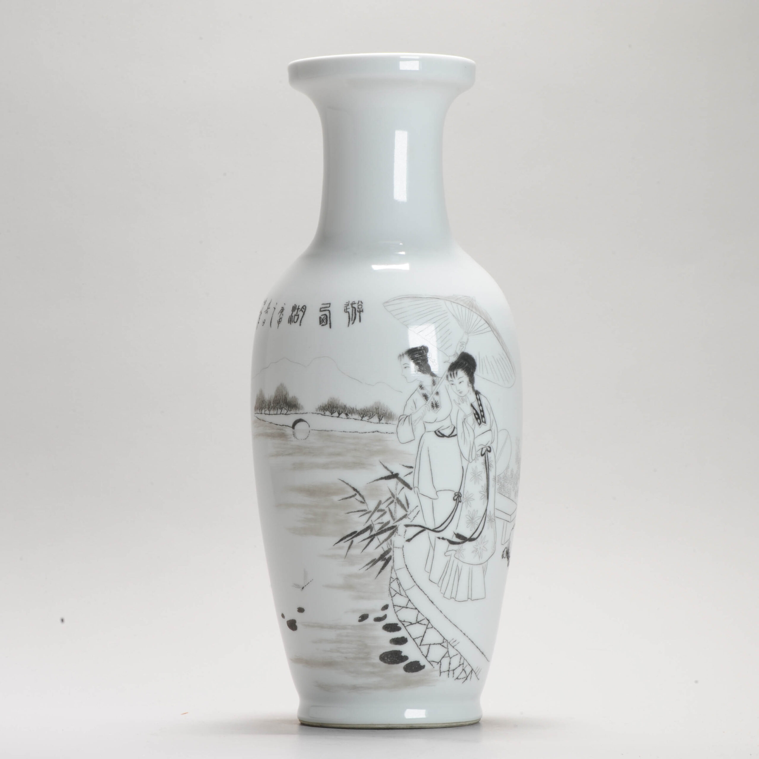 Very rare 1970s or 1980 Chinese Porcelain Vase Engraving Technique PROC PERIOD 20th c.