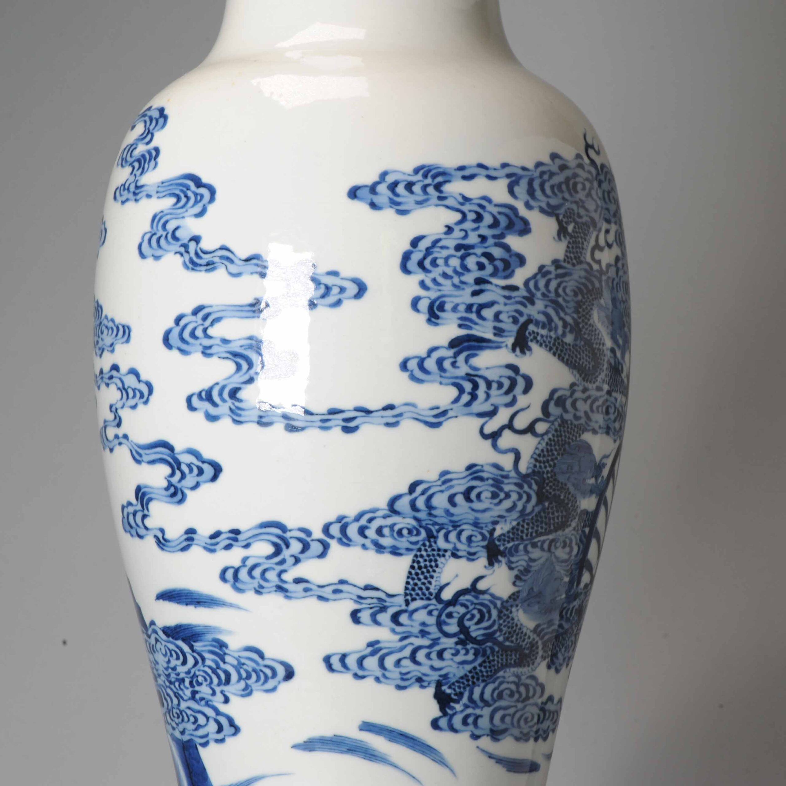 Baluster vase - Porcelain - PROC Blue and white Dragon Ruyi Clouds Kangxi marked - China - Image 2