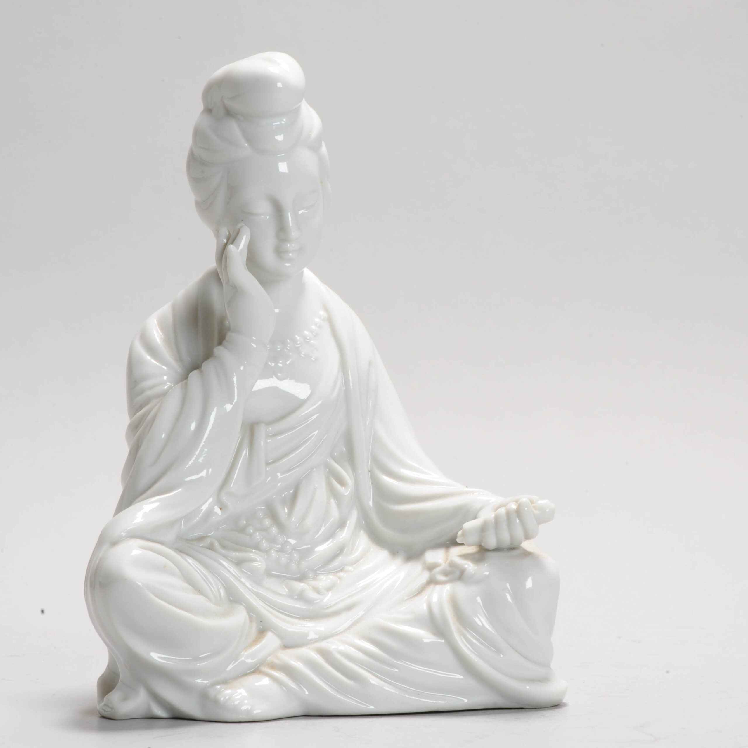 20th c Dehua Blanc de Chine Statue Guanyin In Sitting Position Chinese China - Image 4