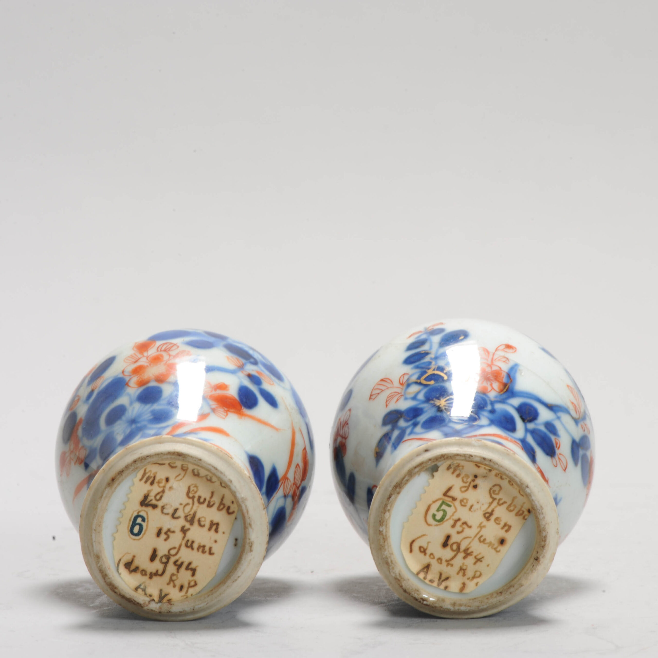 A pair of Rare Chinese Porcelain Imari Miniature Vase Kangxi period China - Image 2