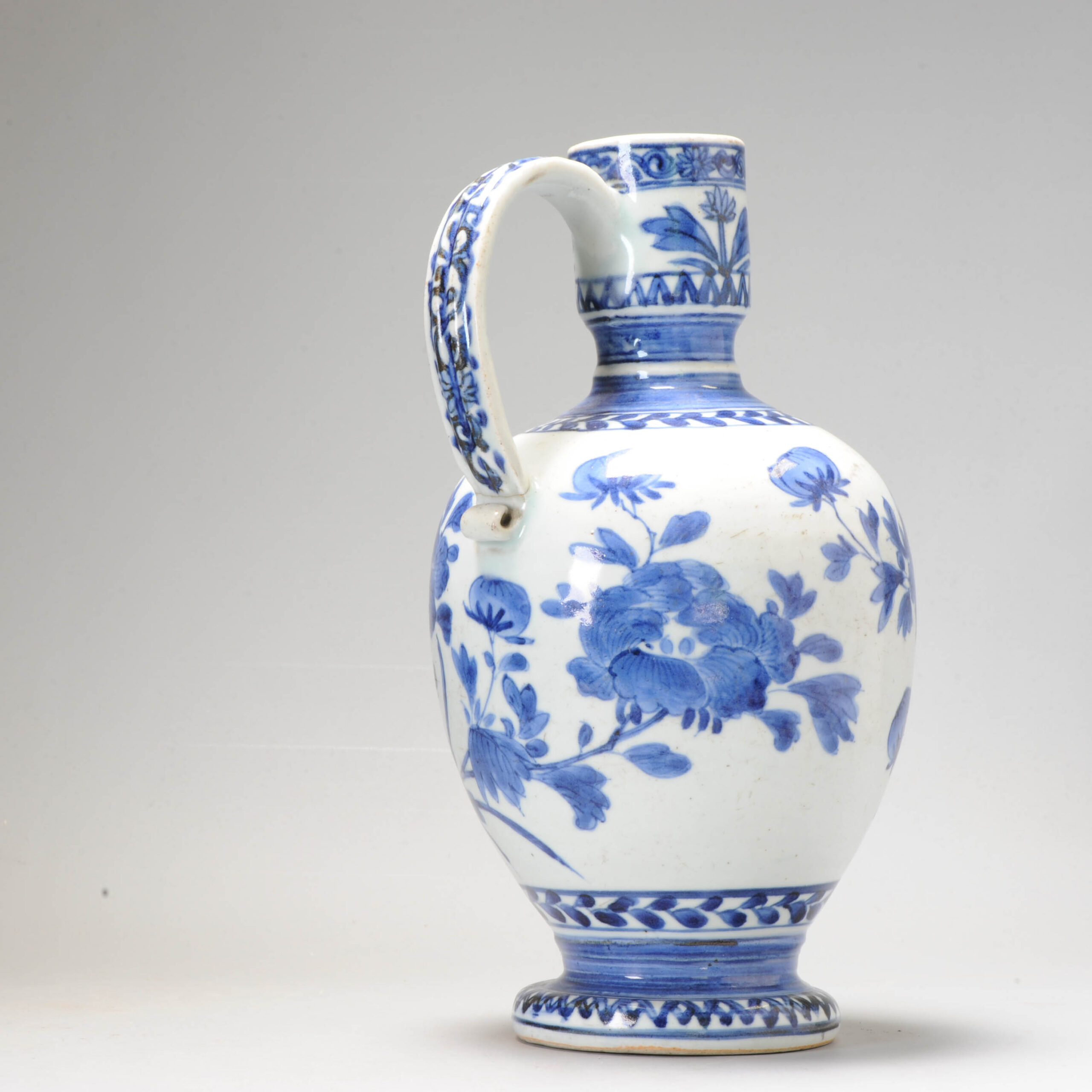 Antique Kraak Edo period 1680-1690 Japanese Porcelain Ewer with Flowers Arita