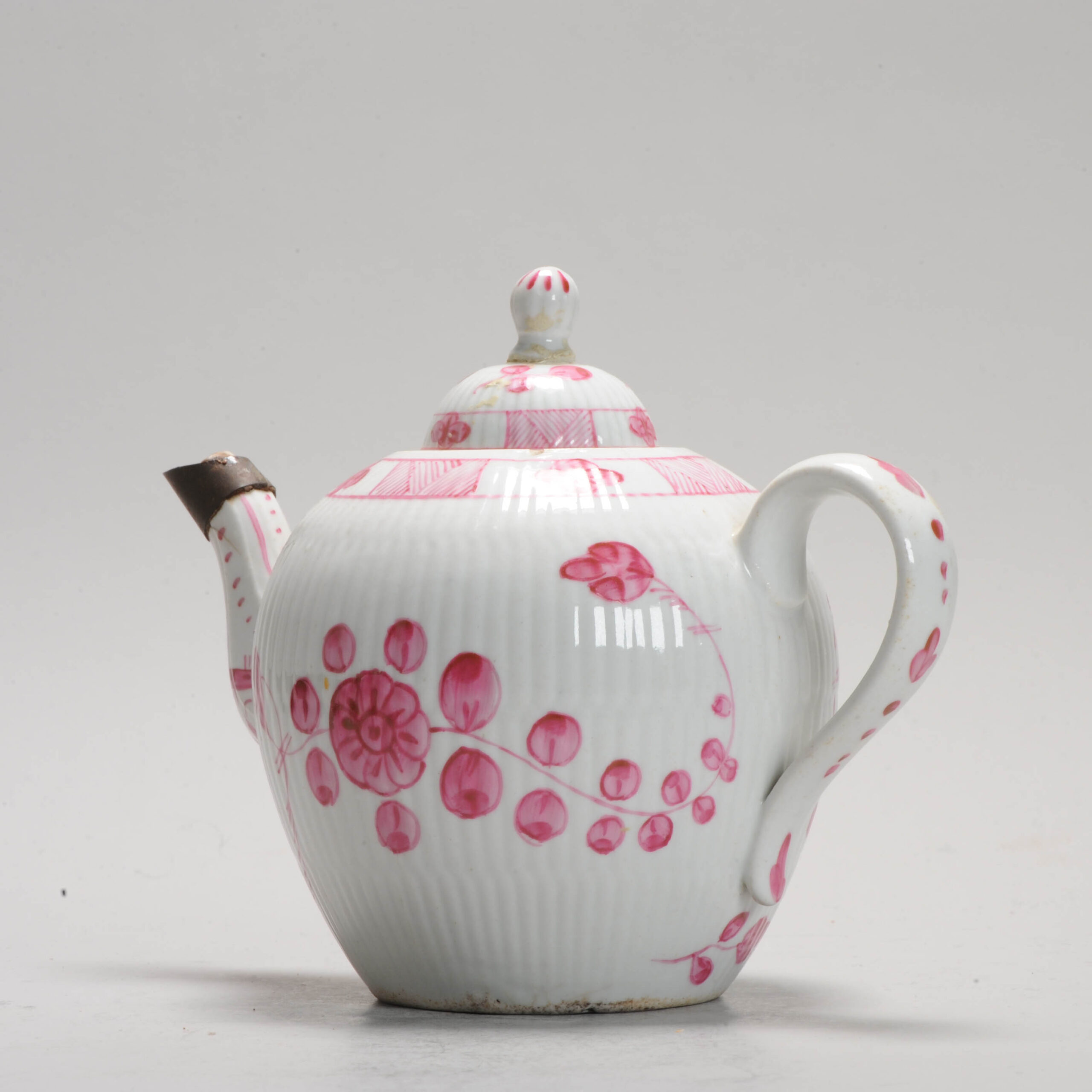 18C LIMBACH European Porcelain Teapot in Chinese Porcelain Famille Rose style. - Image 7