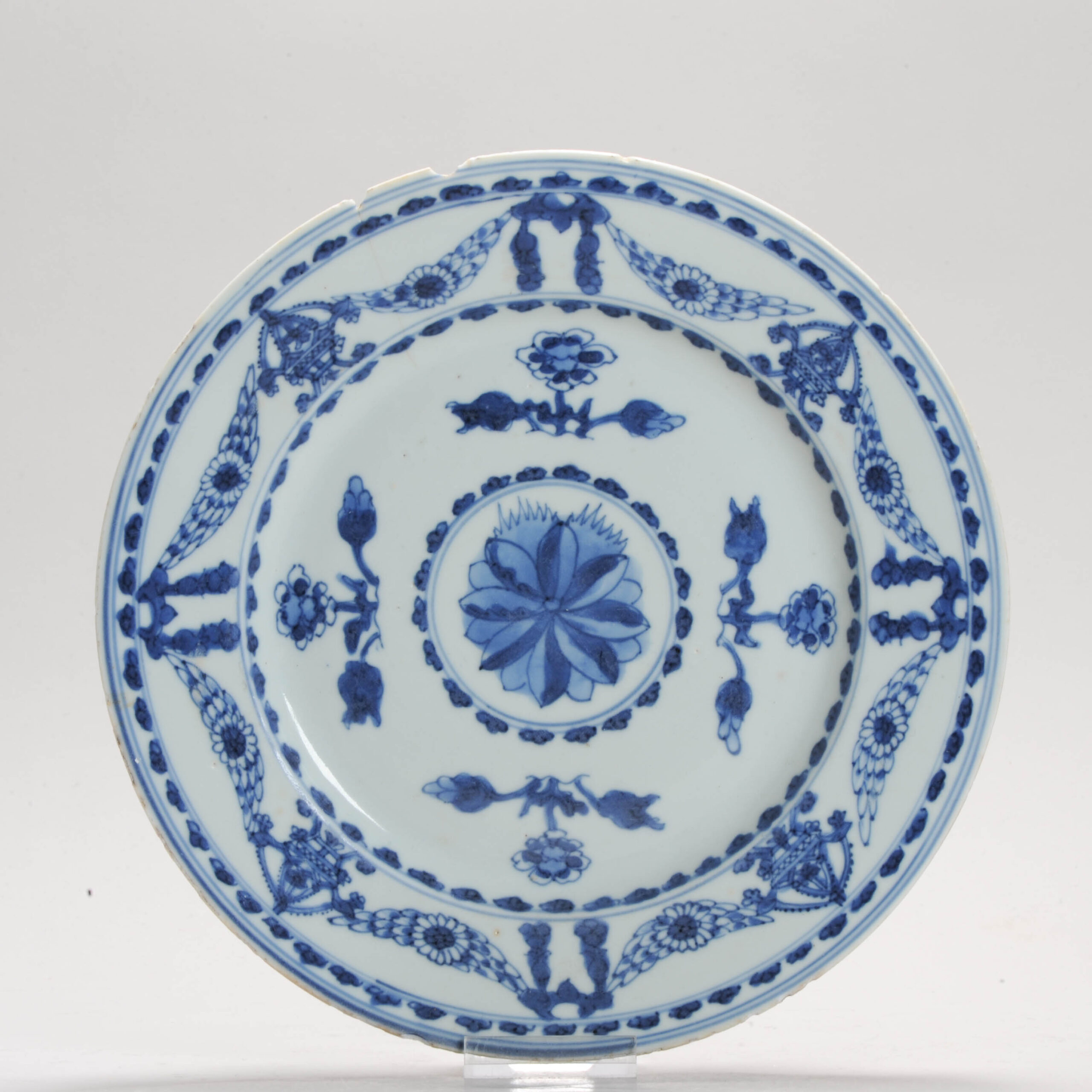 Antique Plate 18th Century Chinese Porcelain Blue and White Flower Kangxi Yongzheng