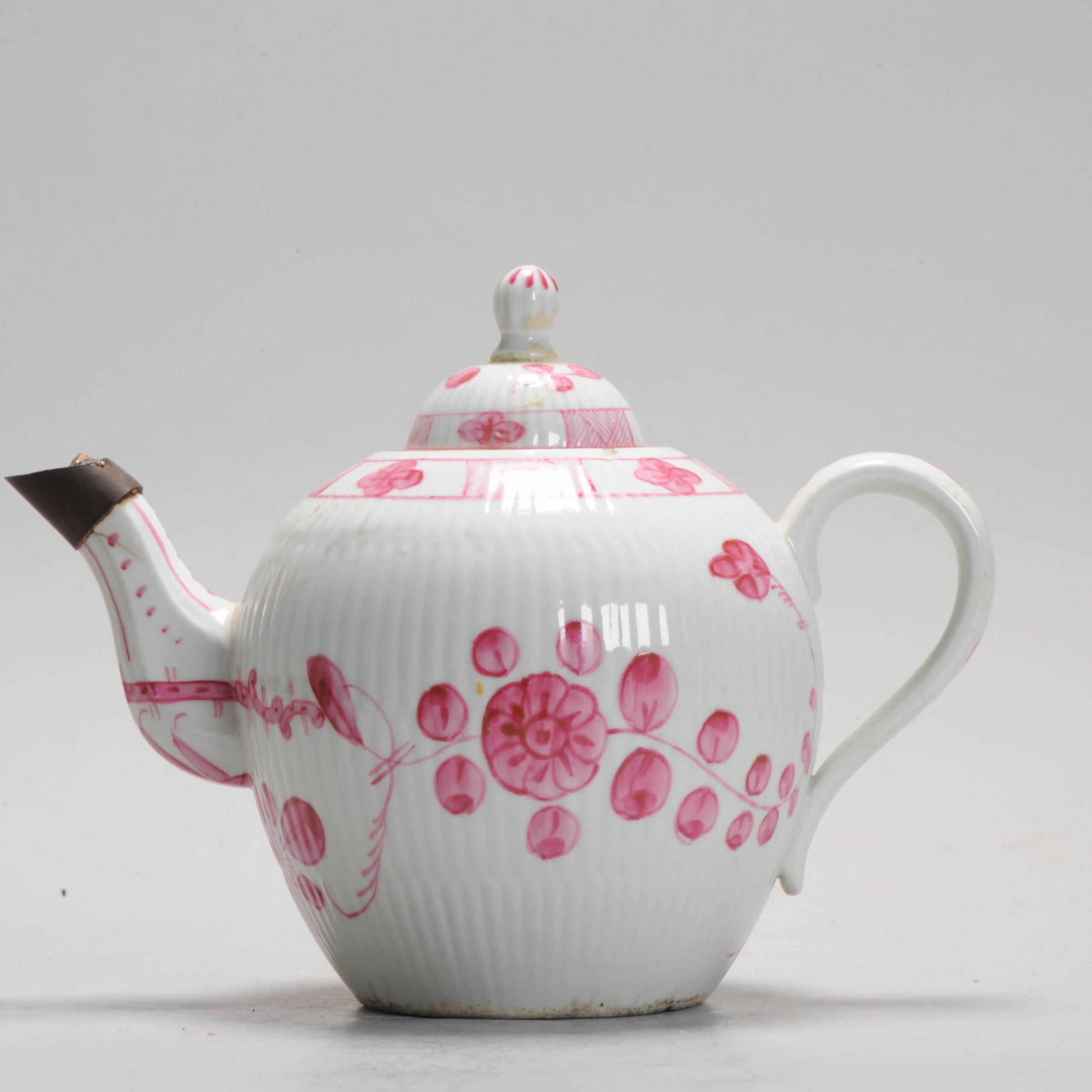 18C LIMBACH European Porcelain Teapot in Chinese Porcelain Famille Rose style. - Image 8