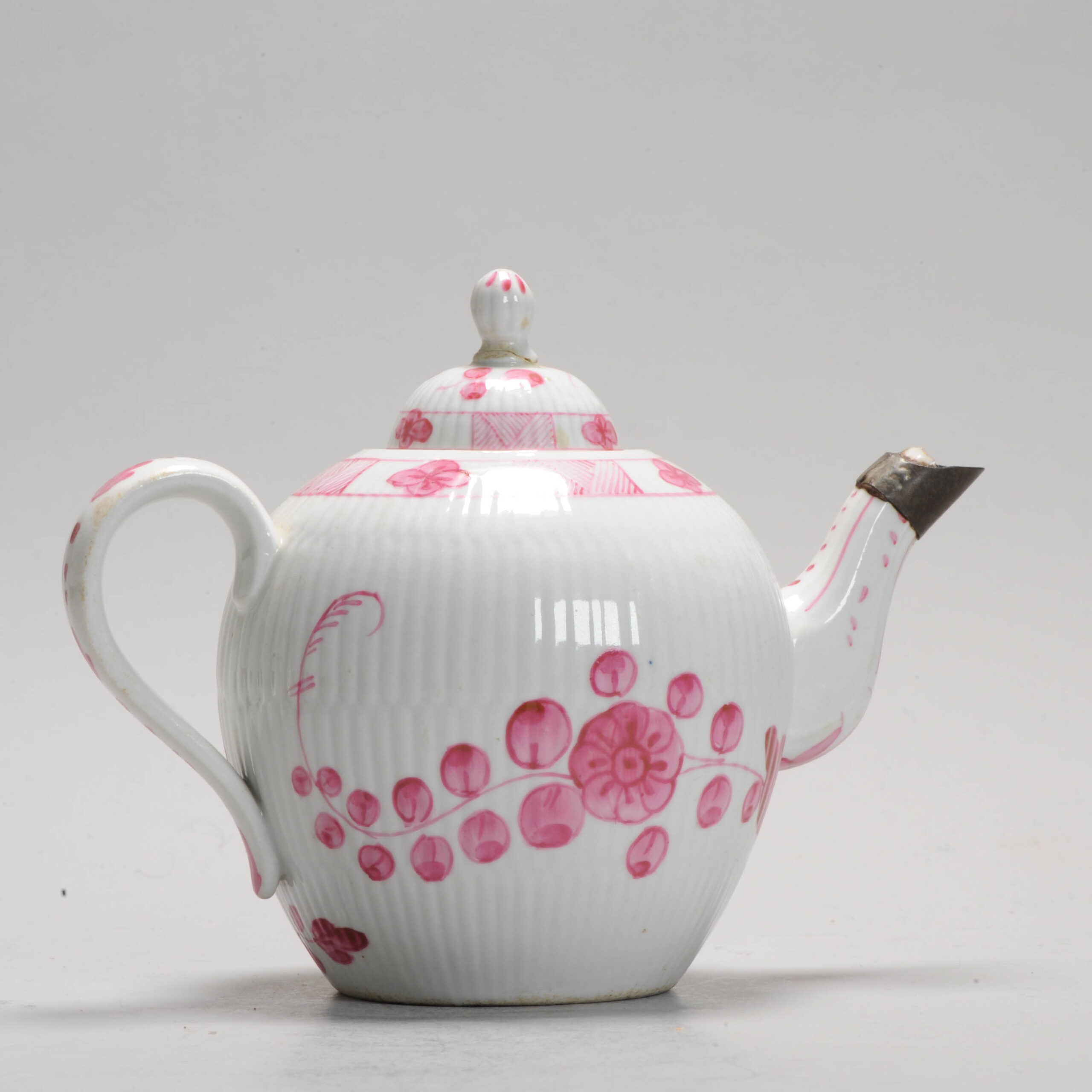 18C LIMBACH European Porcelain Teapot in Chinese Porcelain Famille Rose style. - Image 3