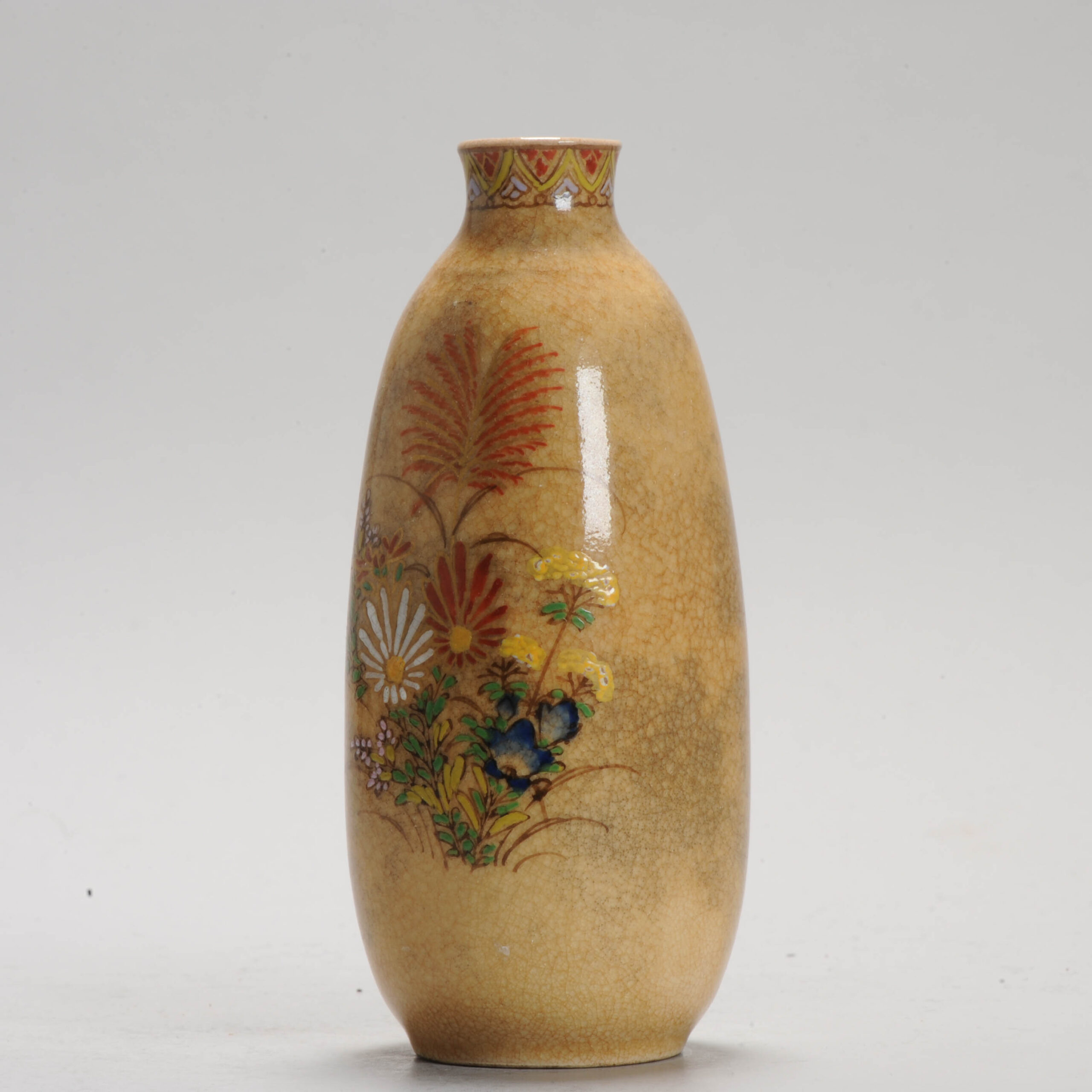 Antique Meiji Japanese Satsuma Sake Bottle with Floral Decoration - Image 11