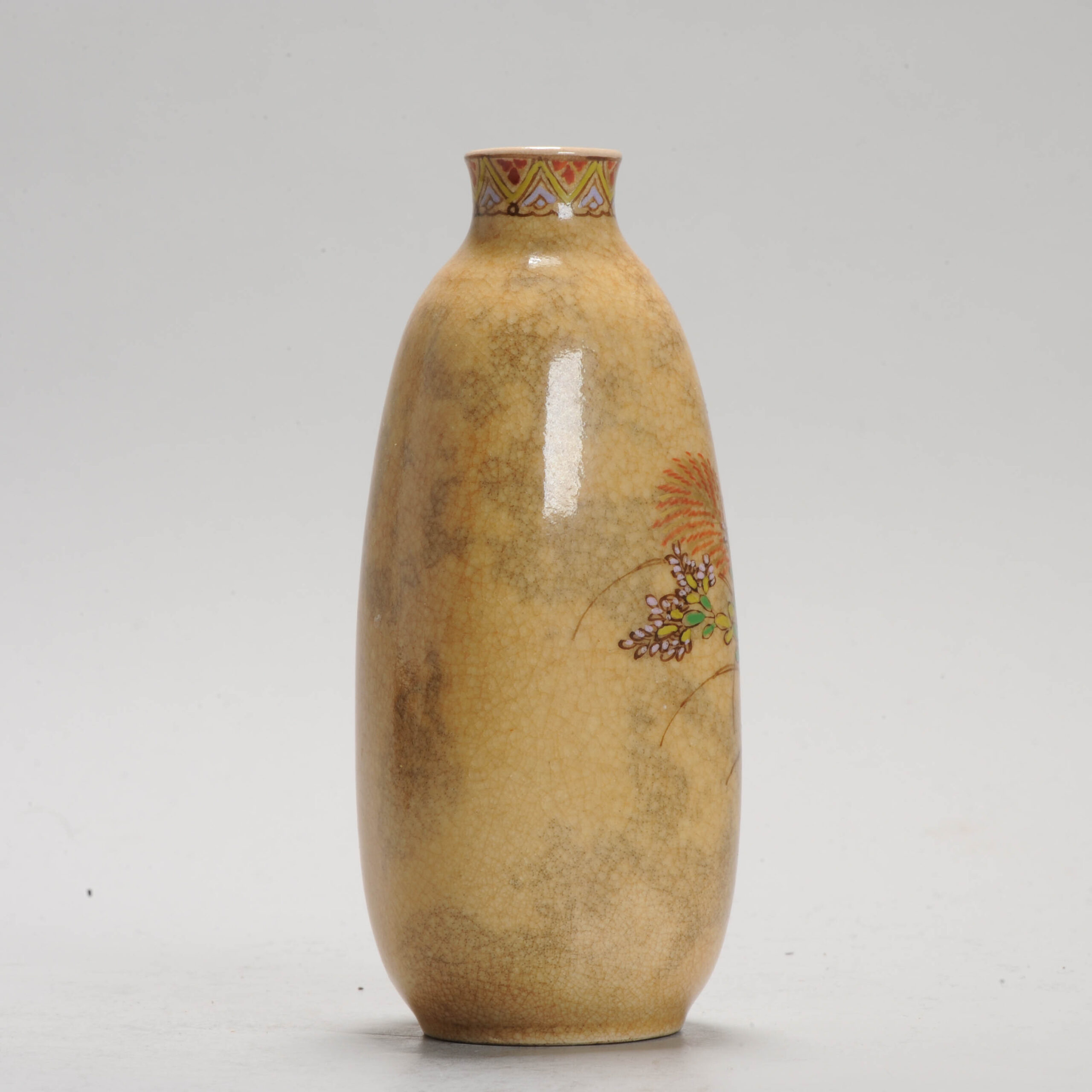 Antique Meiji Japanese Satsuma Sake Bottle with Floral Decoration - Image 4