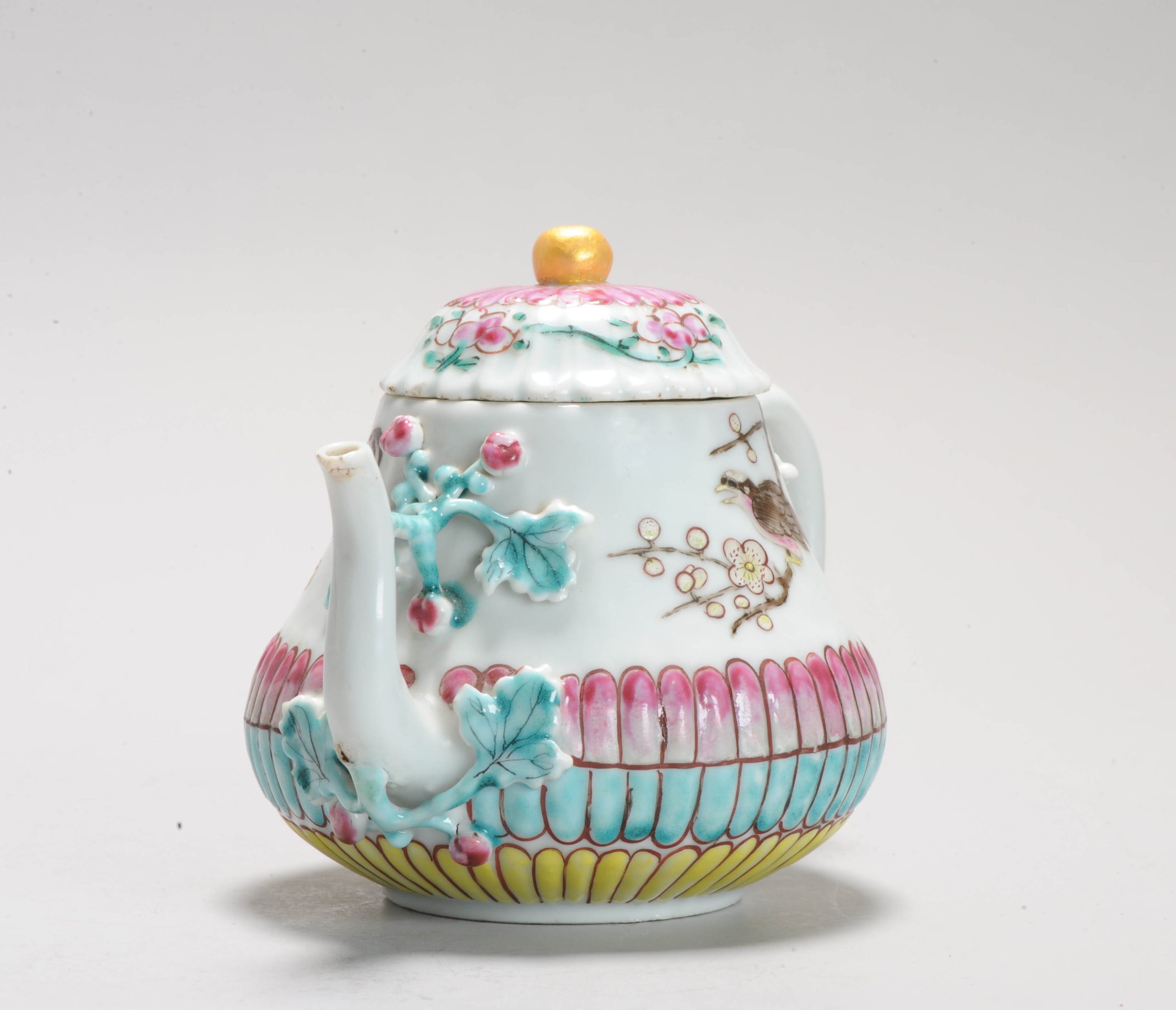 A Chinese Porcelain Yongzheng period Fencai Relief Grape Vine Teapot Antique Chicks - Image 12