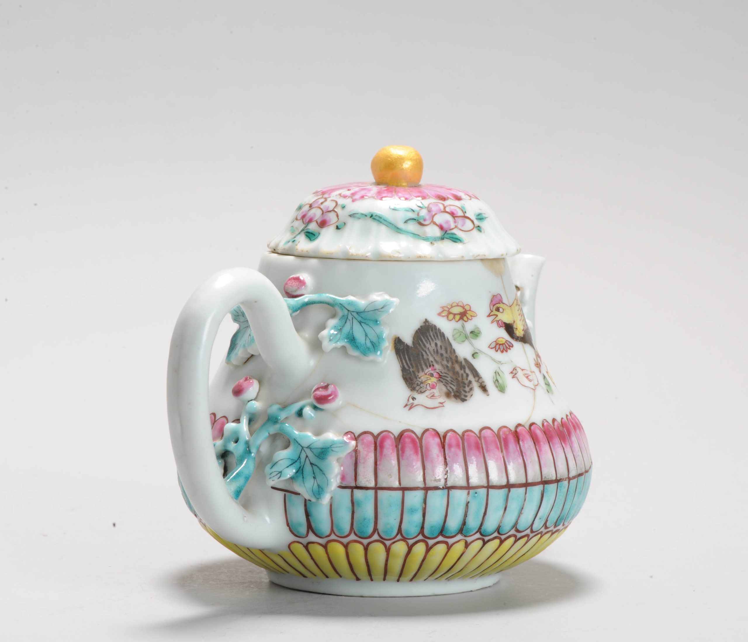 A Chinese Porcelain Yongzheng period Fencai Relief Grape Vine Teapot Antique Chicks - Image 5