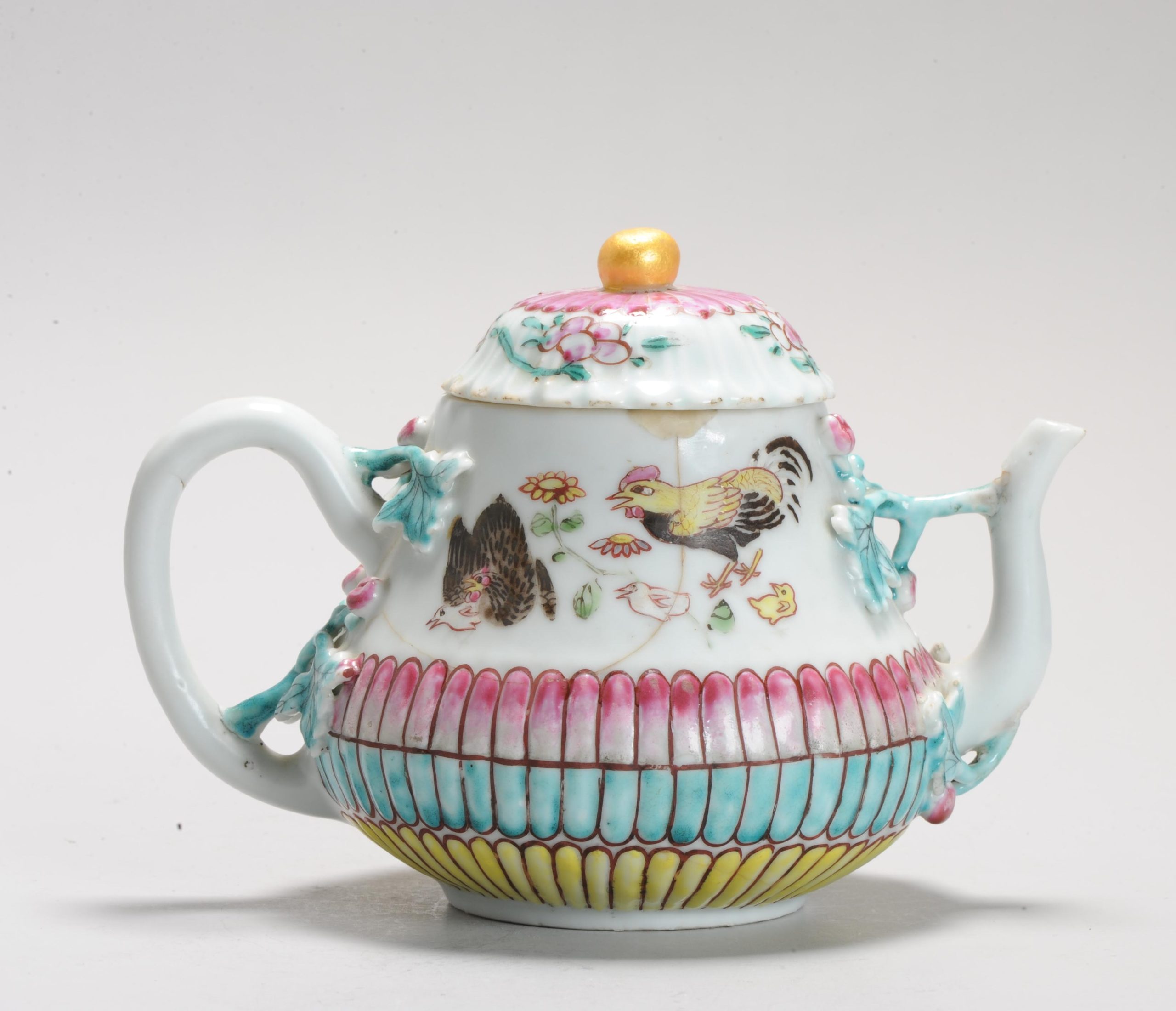 A Chinese Porcelain Yongzheng period Fencai Relief Grape Vine Teapot Antique Chicks - Image 3