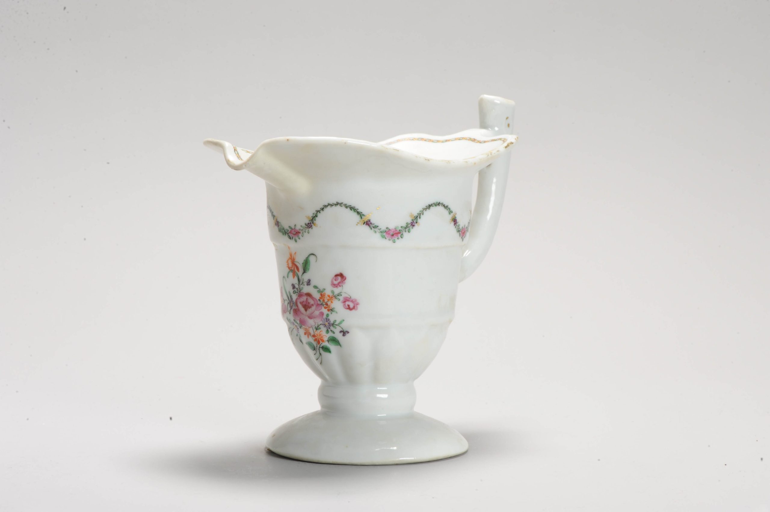 A Chinese Porcelain Qianlong period Creamer Antique Sauce Boat Flowers