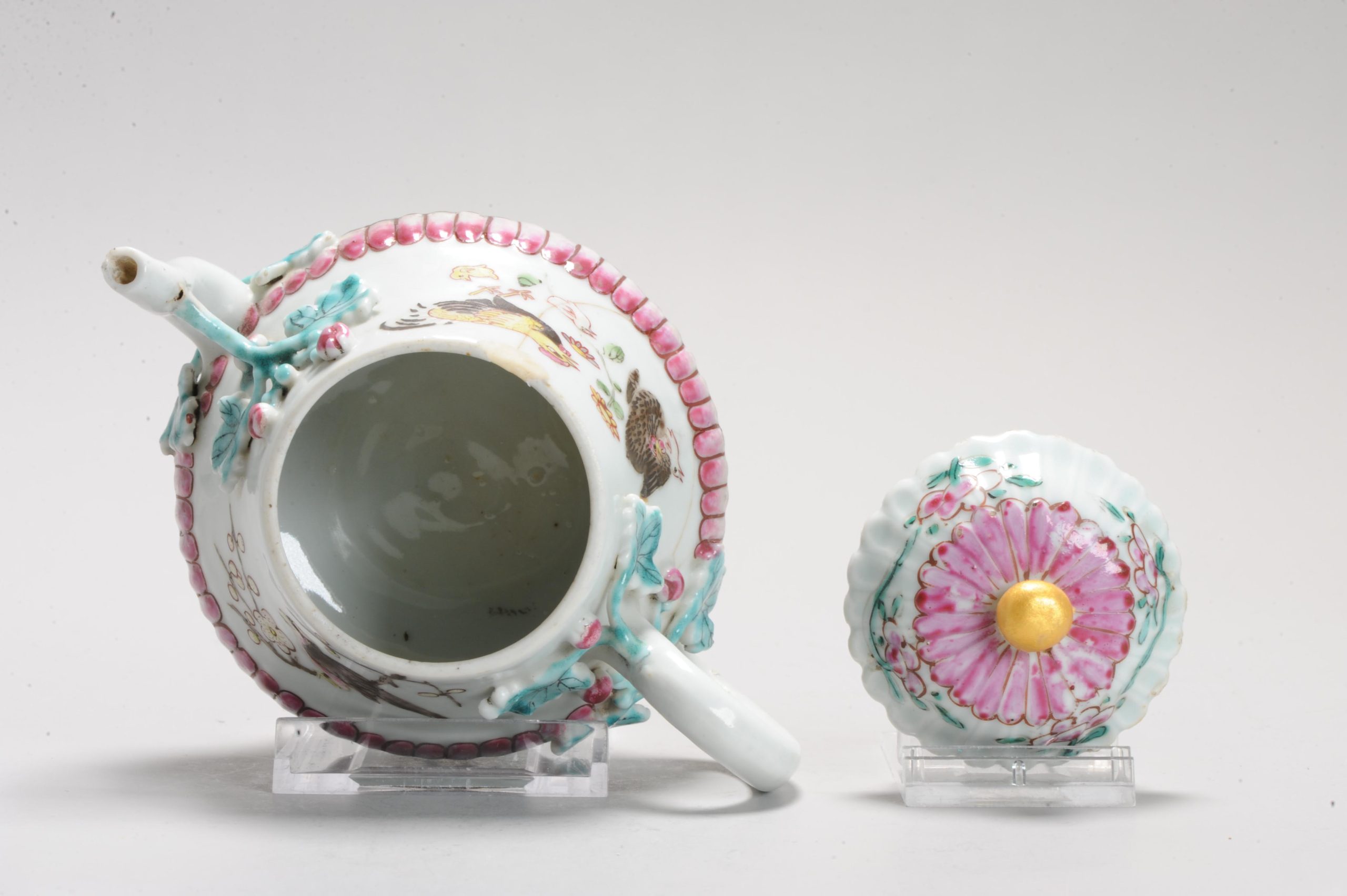 A Chinese Porcelain Yongzheng period Fencai Relief Grape Vine Teapot Antique Chicks - Image 10