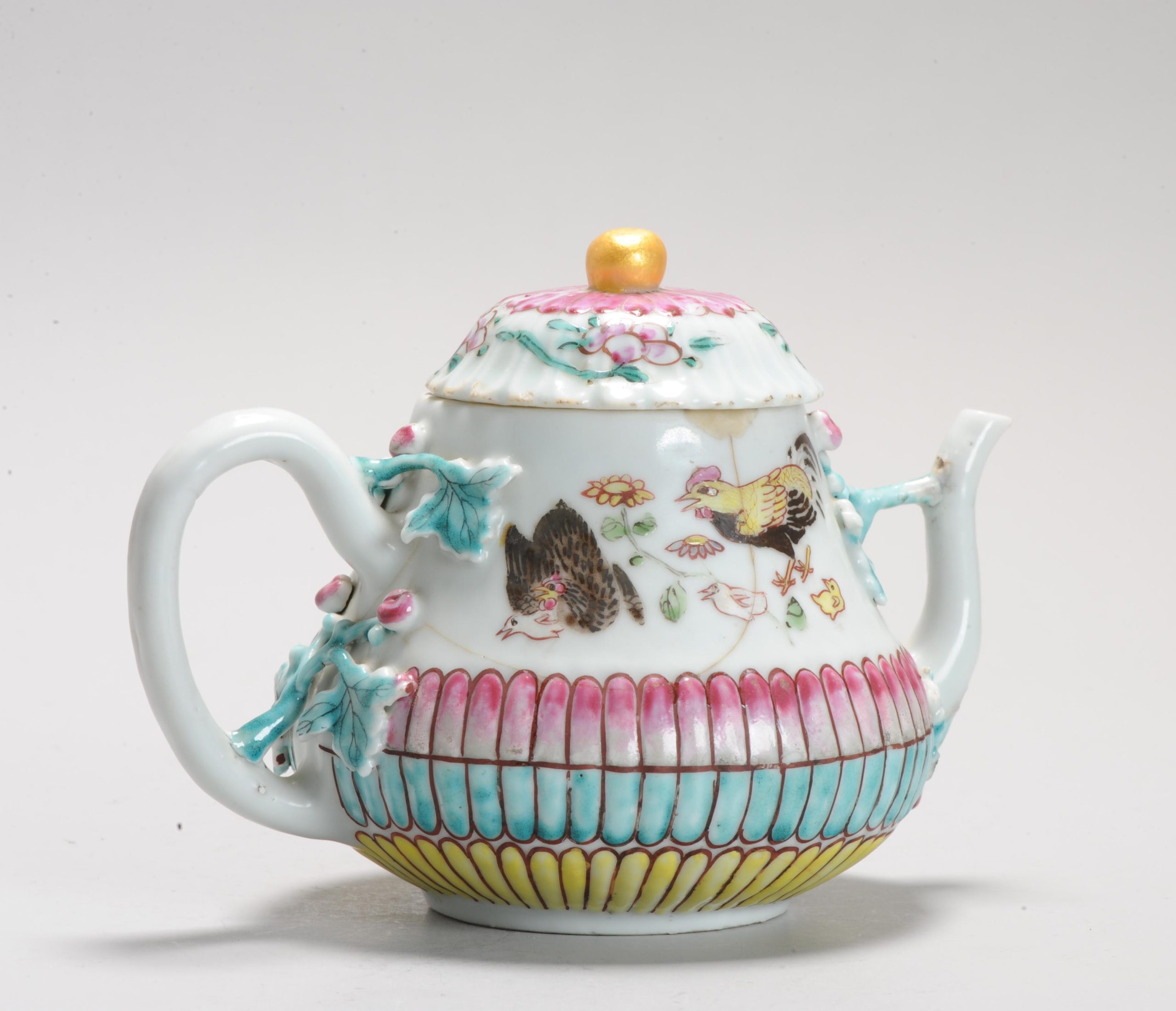 A Chinese Porcelain Yongzheng period Fencai Relief Grape Vine Teapot Antique Chicks - Image 4