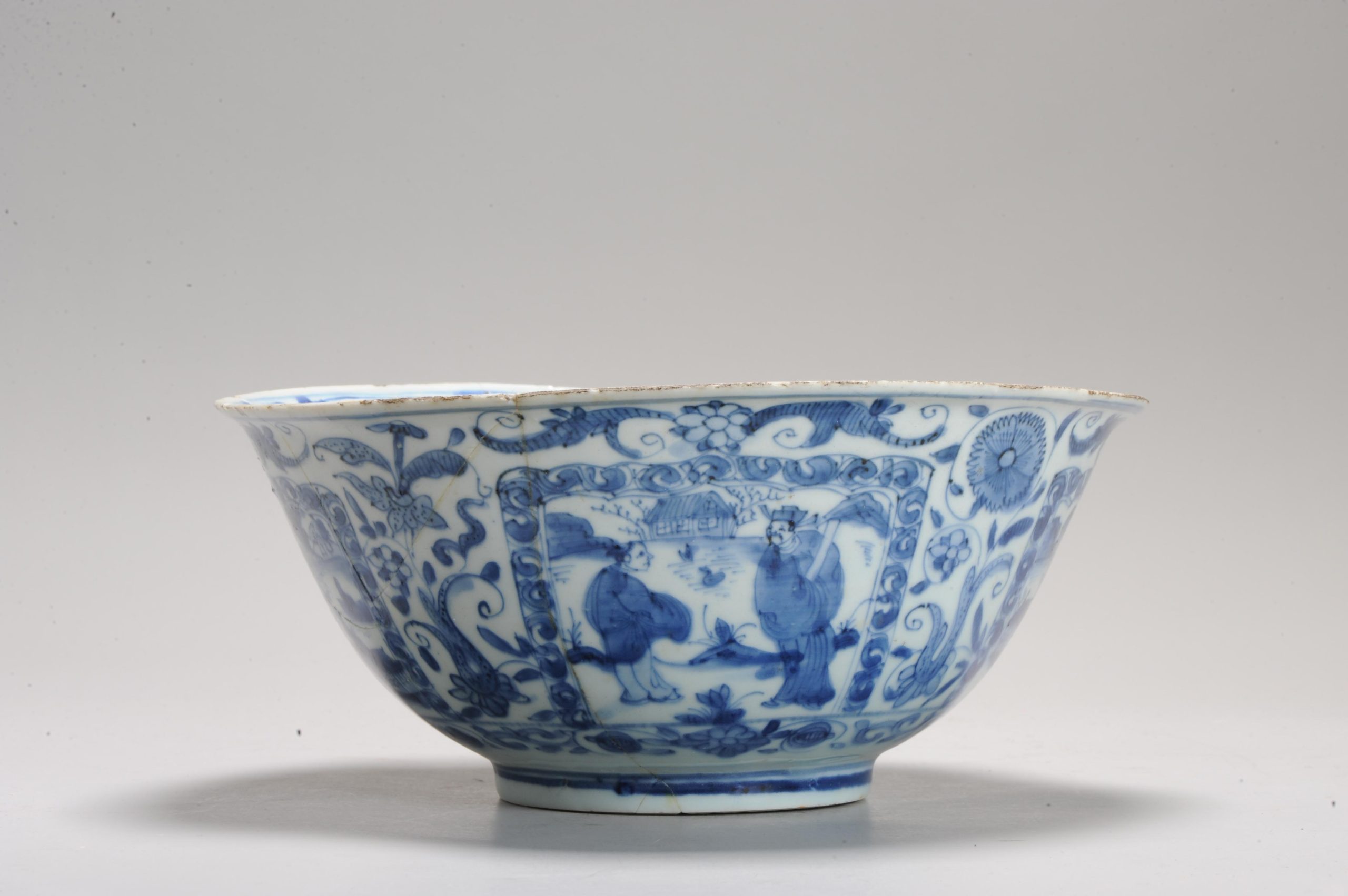 Antique Ming/Transitional Chinese Porcelain Kraak Bowl with European Scenes Flowers