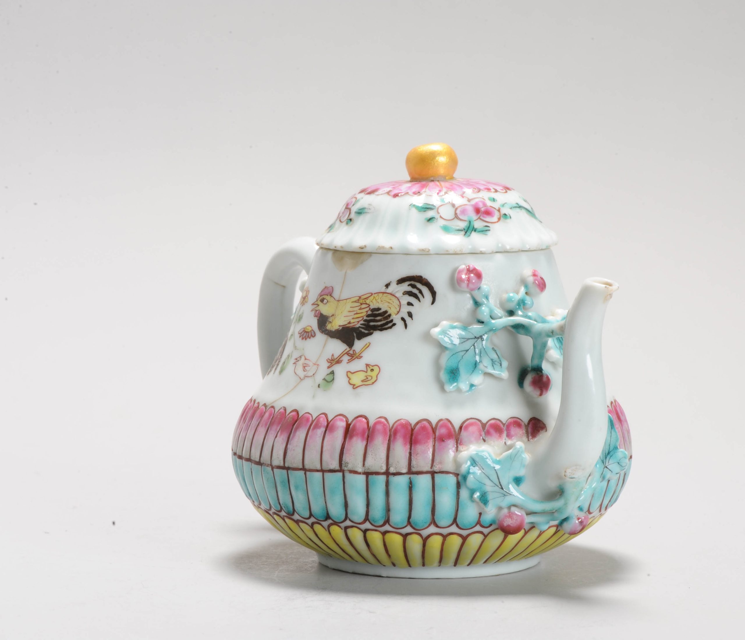 A Chinese Porcelain Yongzheng period Fencai Relief Grape Vine Teapot Antique Chicks - Image 14