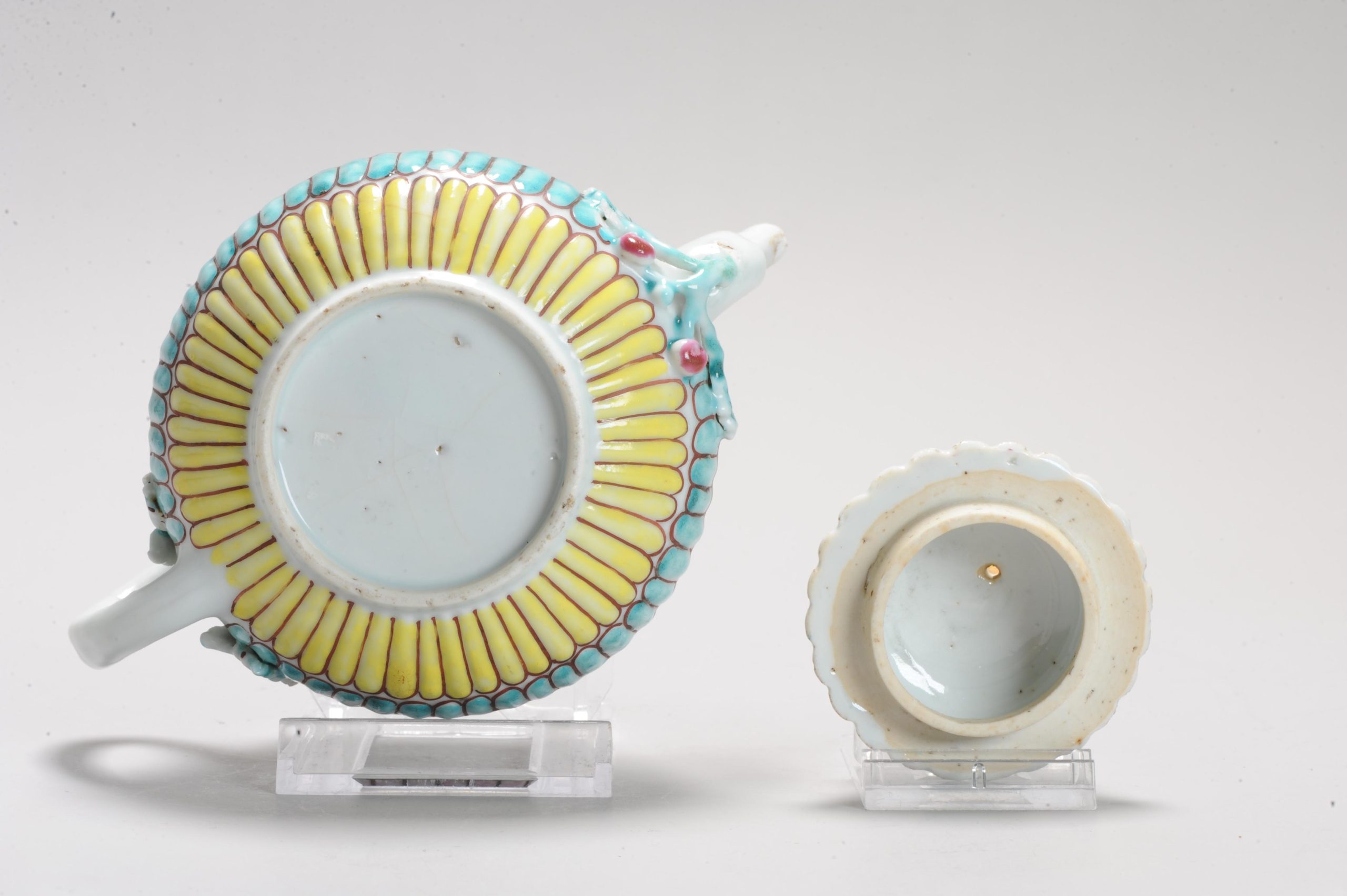 A Chinese Porcelain Yongzheng period Fencai Relief Grape Vine Teapot Antique Chicks - Image 9