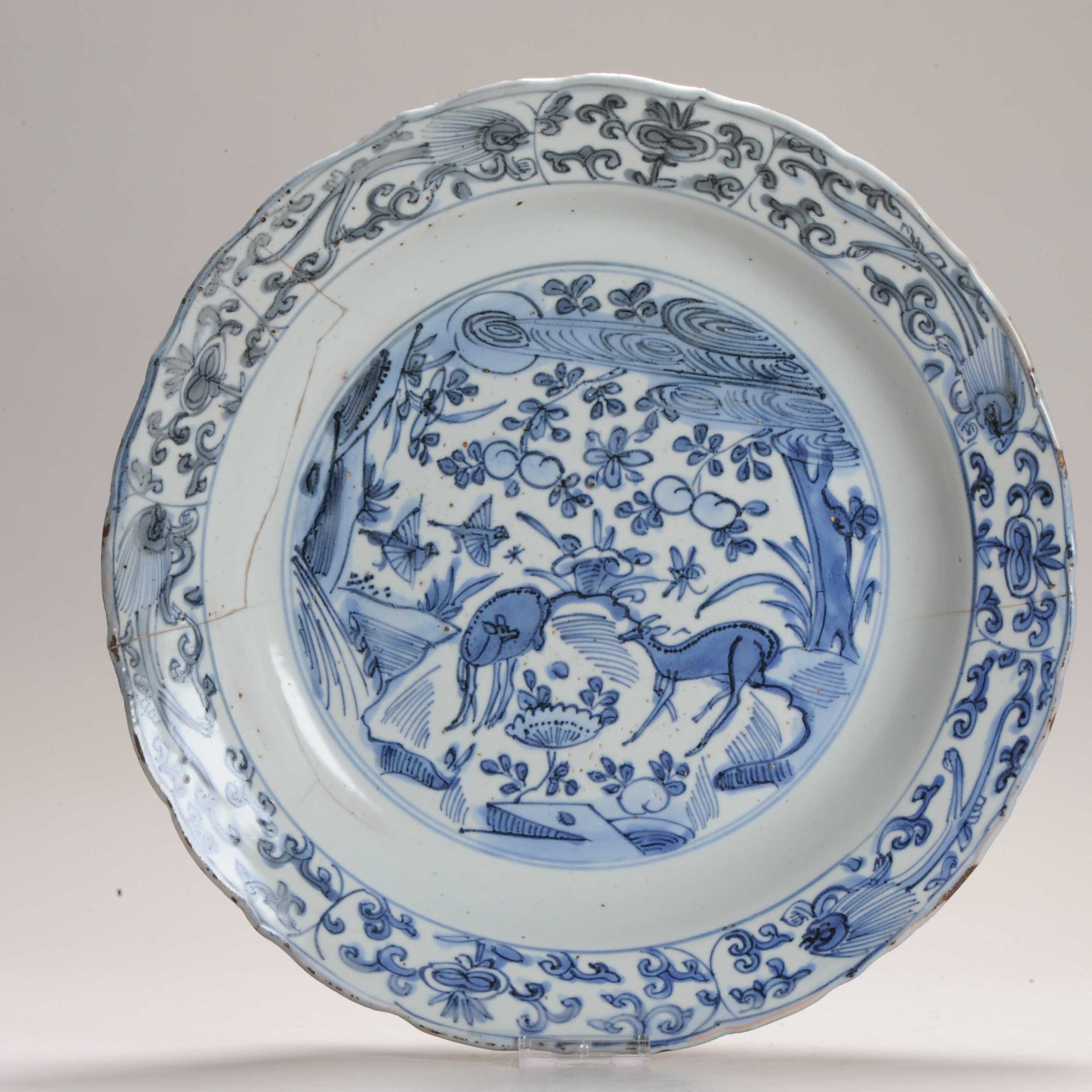 Antique Chinese Porcelain Jiajing period 1522-1566 Large plate with Deers