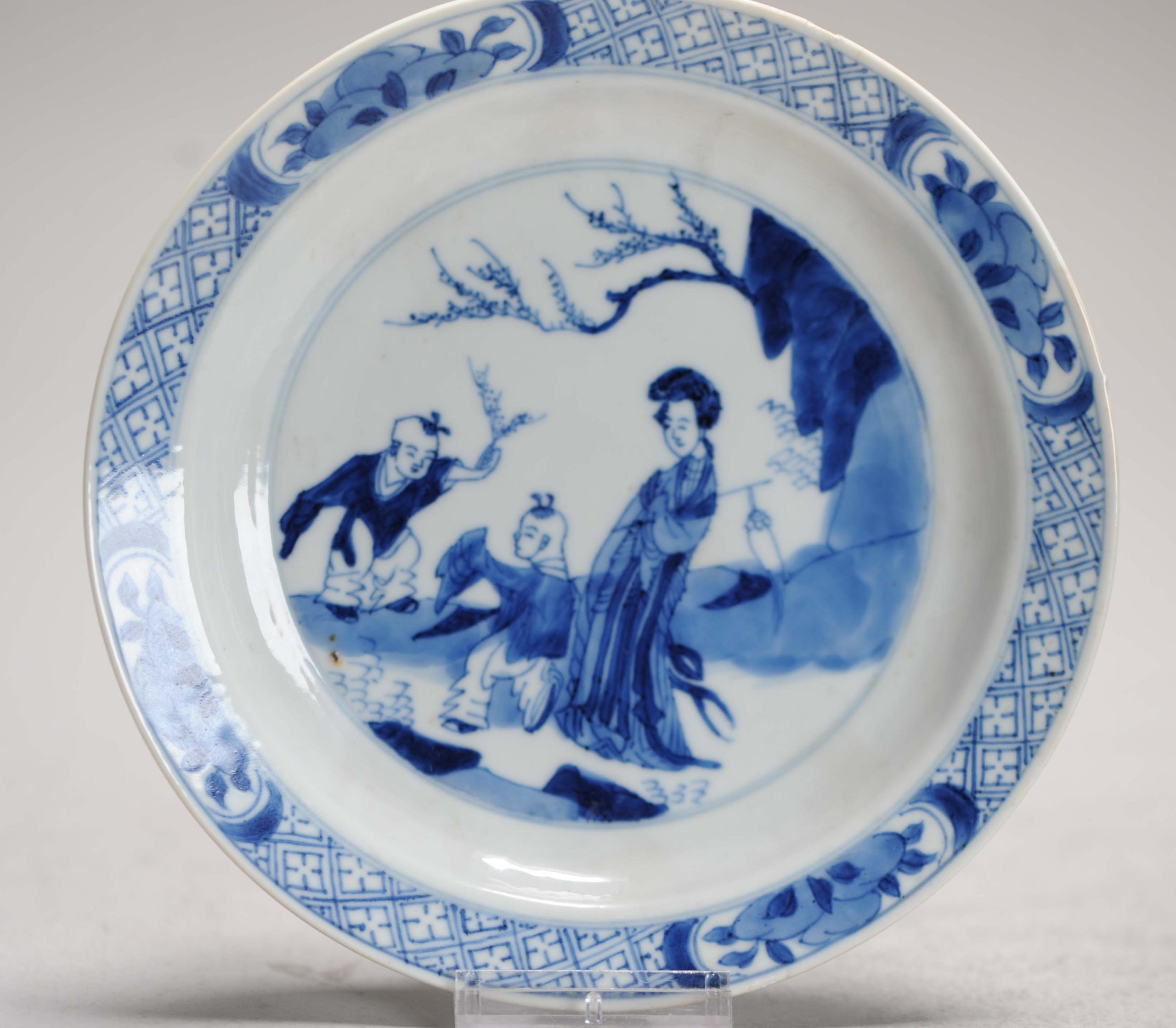 A blue and white dish, Qing dynasty, Kangxi (1662-1722). With JOHANNEUM mark - Image 5