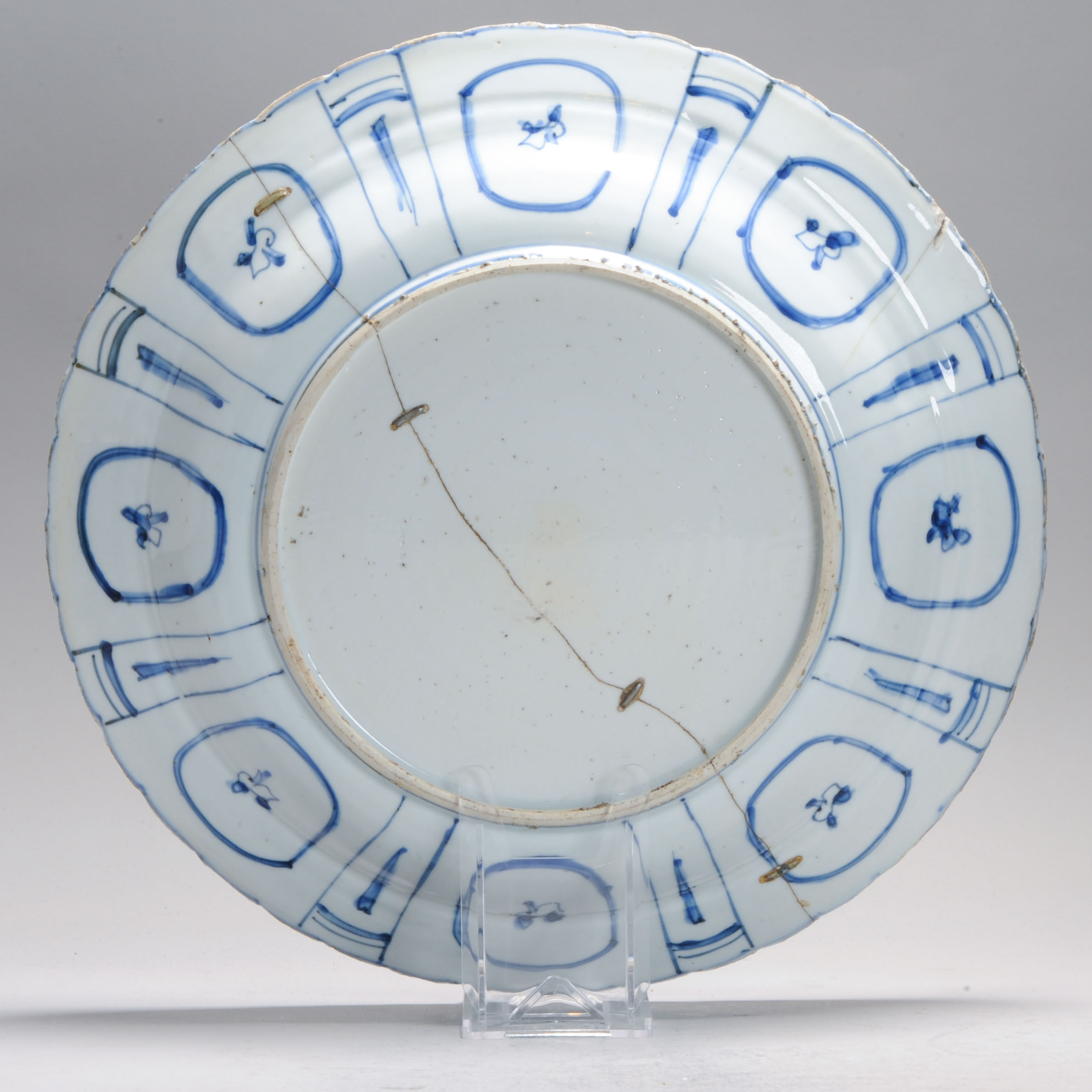 Antique Ming Period Chinese Porcelain Kraak Flower Basket Charger with Roots - Image 3