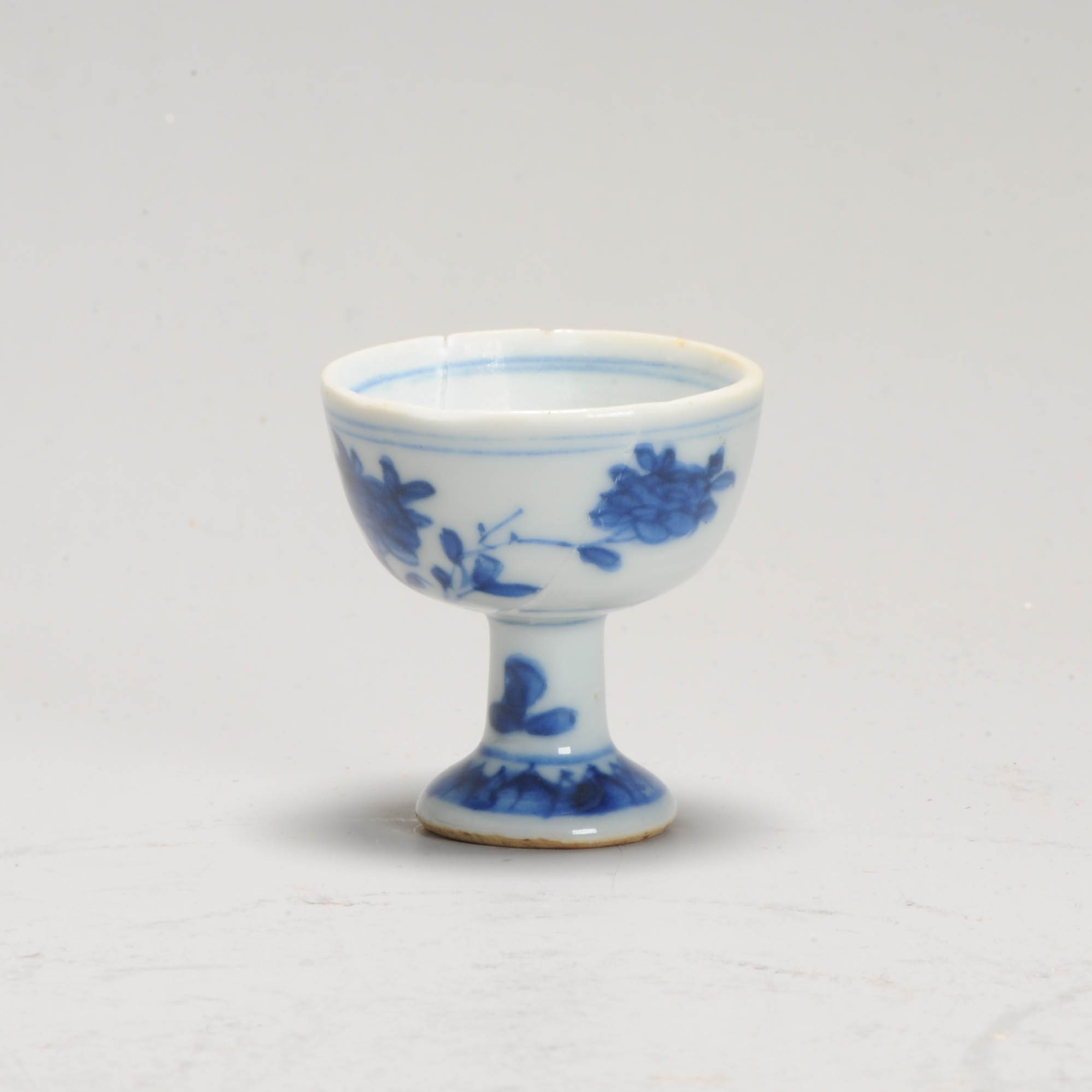 A lovely unusual Kangxi MINIATURE dollhouse Stem Cup in Blue and White Flowers - Image 4