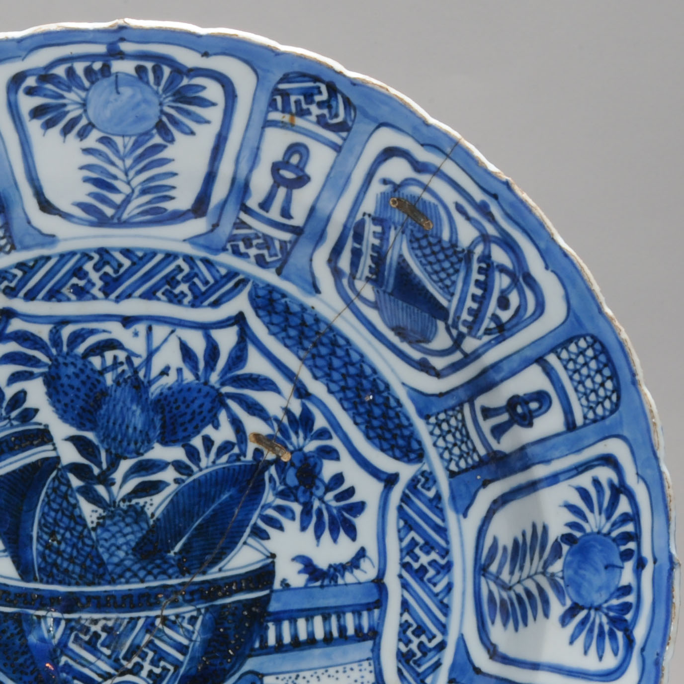 Antique Ming Period Chinese Porcelain Kraak Flower Basket Charger with Roots - Image 7