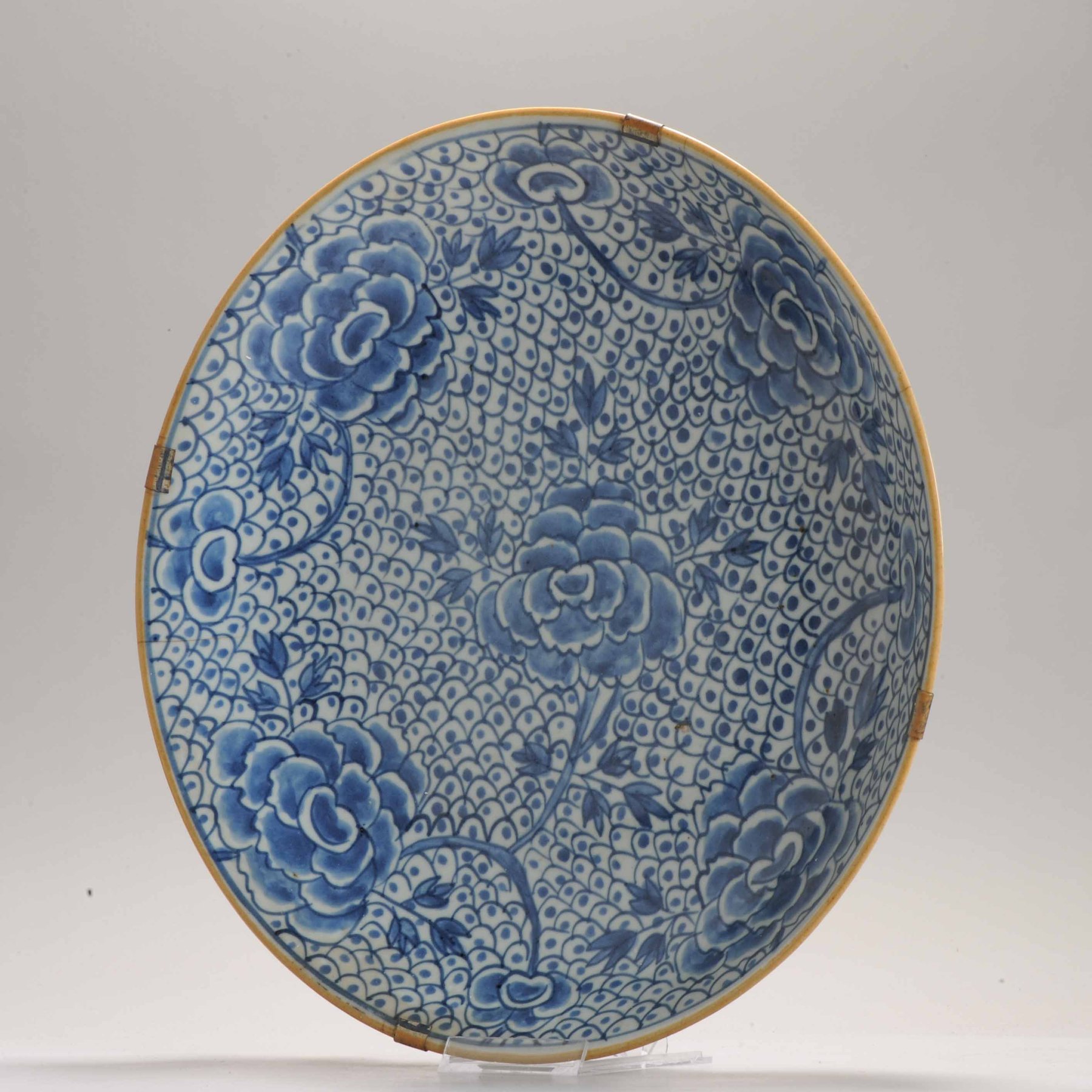 A Chinese Porcelain Large Charger with Peony decoration Antique 18th c - Image 2