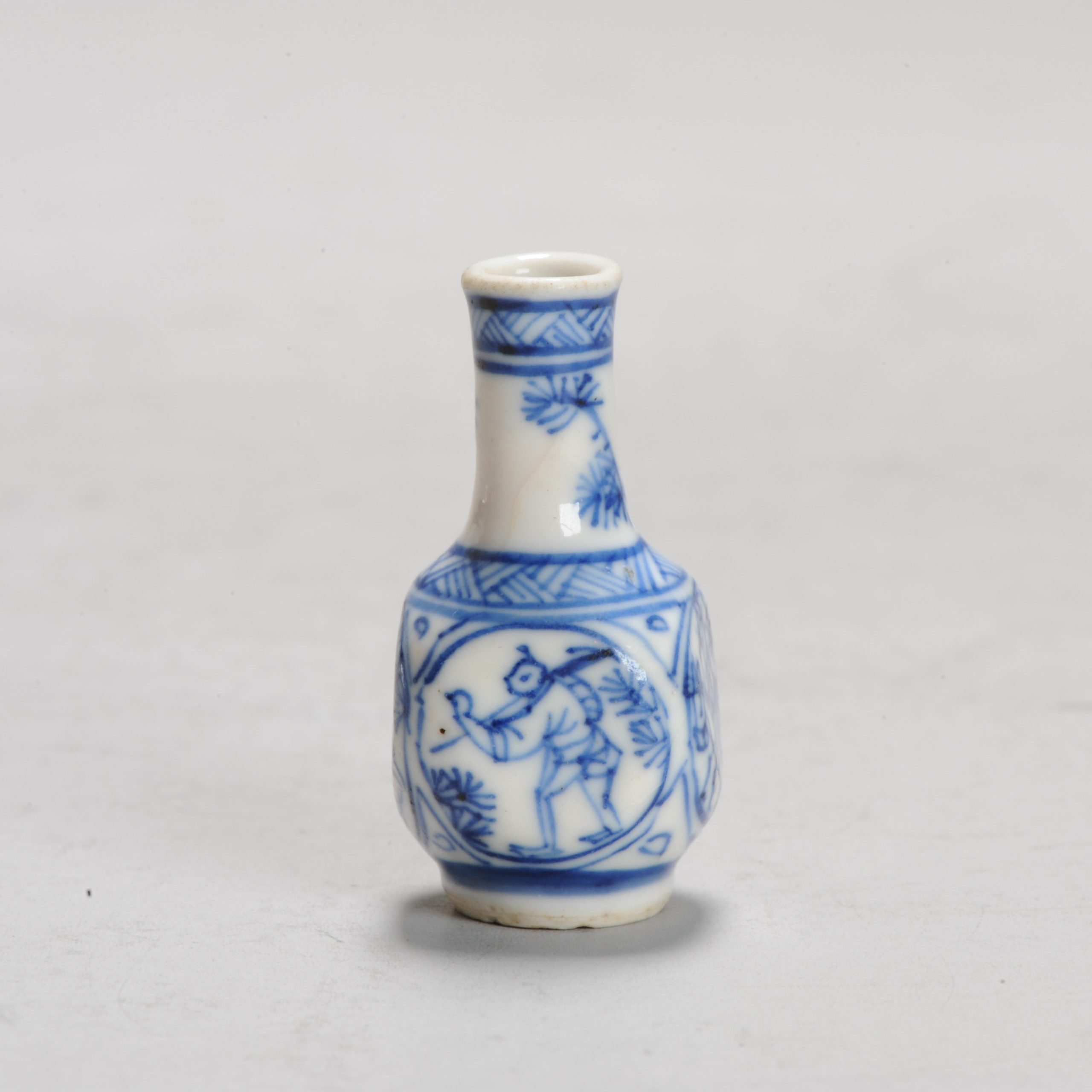 A lovely Kangxi miniature dollhouse bottle vase in Blue and White Figural - Image 8