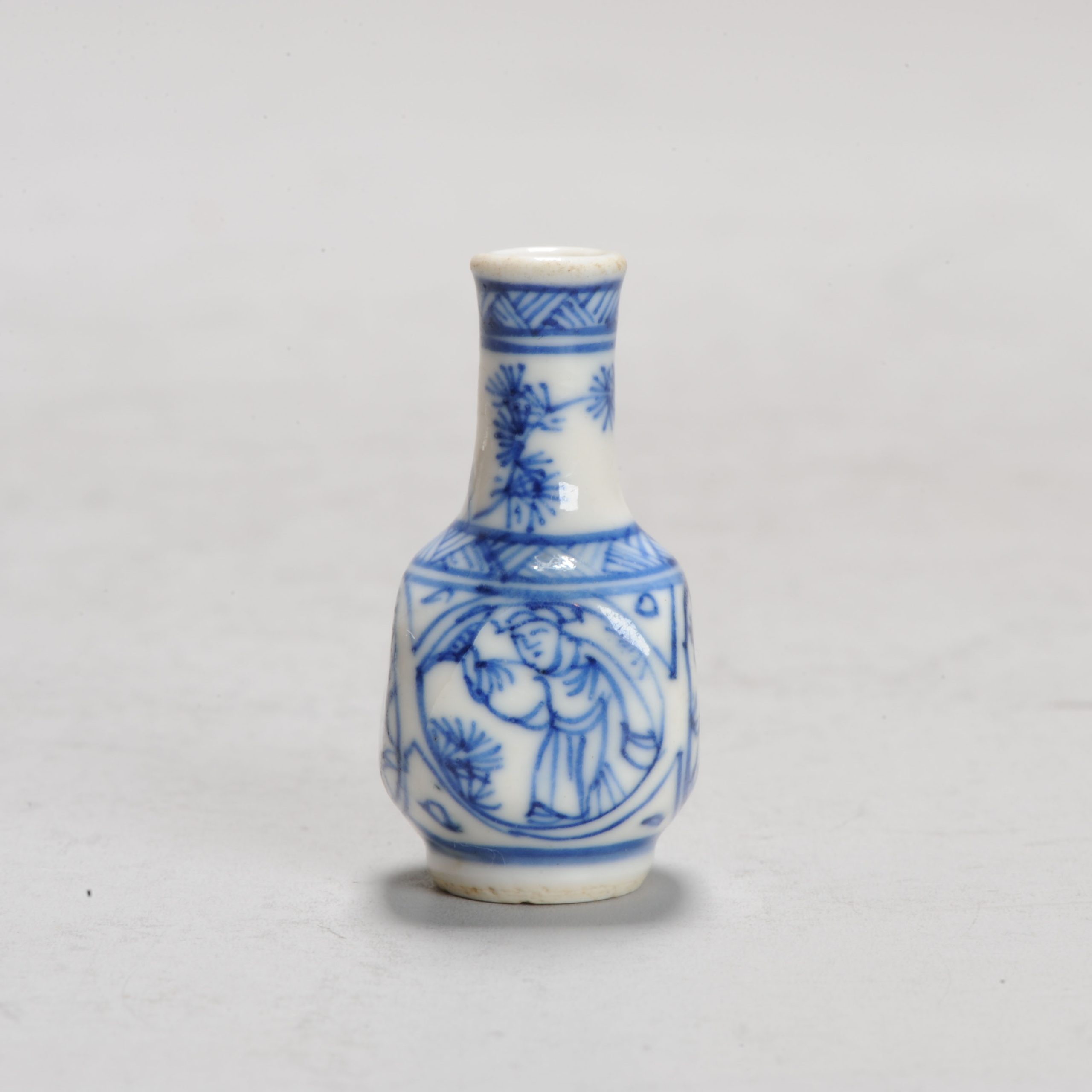 A lovely Kangxi miniature dollhouse bottle vase in Blue and White Figural - Image 5