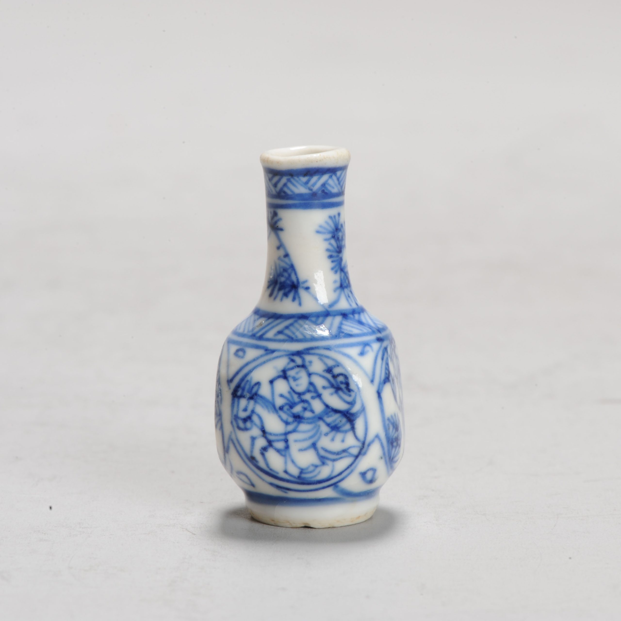 A lovely Kangxi miniature dollhouse bottle vase in Blue and White Figural - Image 7