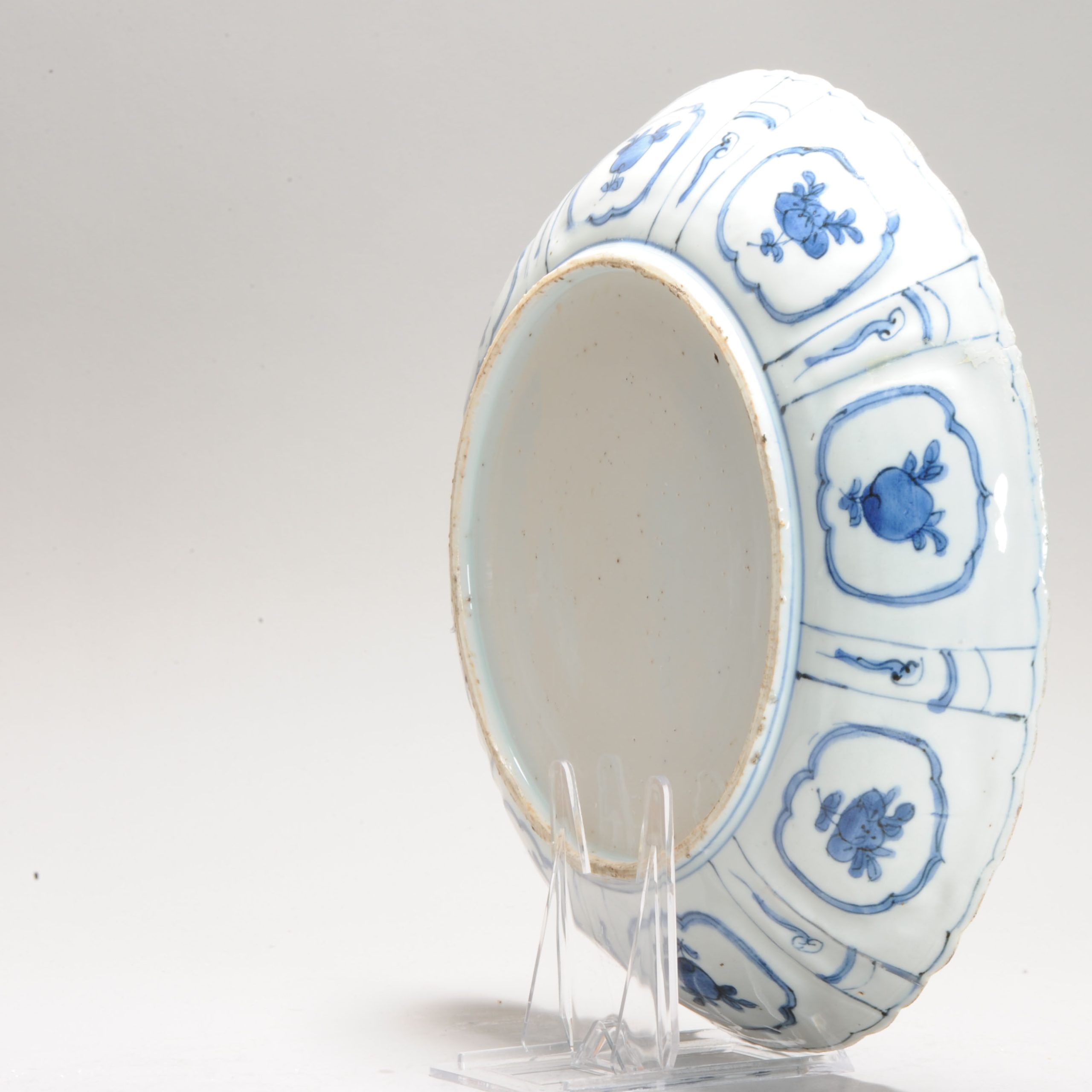 Antique Ming Period Chinese Porcelain Kraak Dish of a Rarer Deep Moulded shape - Image 5