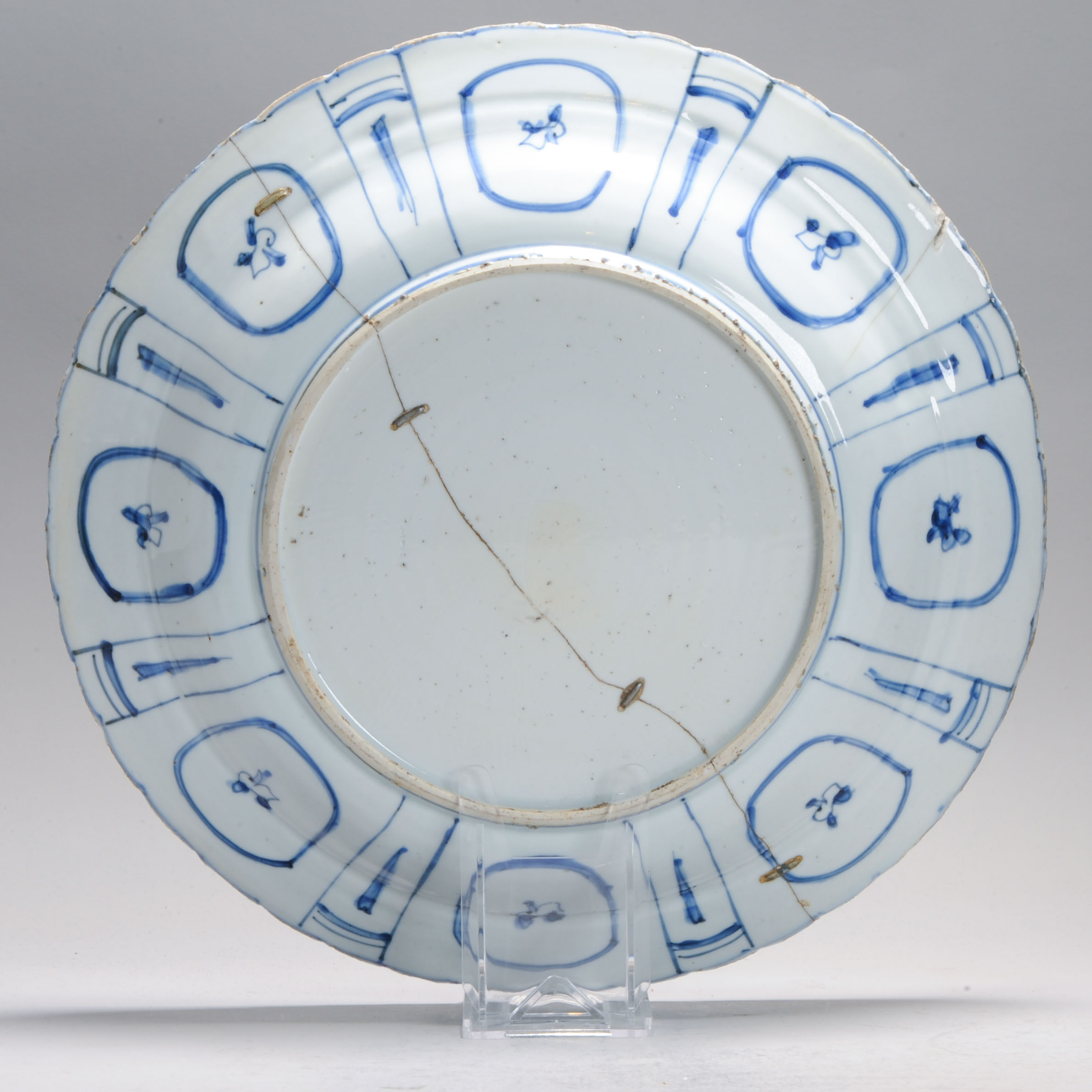 Antique Ming Period Chinese Porcelain Kraak Flower Basket Charger with Roots - Image 5